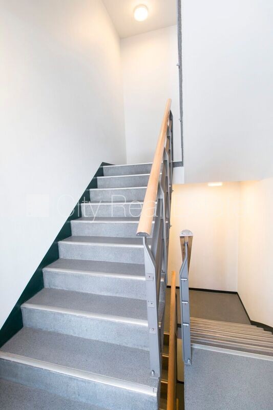 Sludinājumi. Labiekārtots apzaļumots pagalms, pazemes autostāvvieta, apsargāta teritorija, ieeja no ielas, ir Cena: 4930 EUR/mēn Foto #17