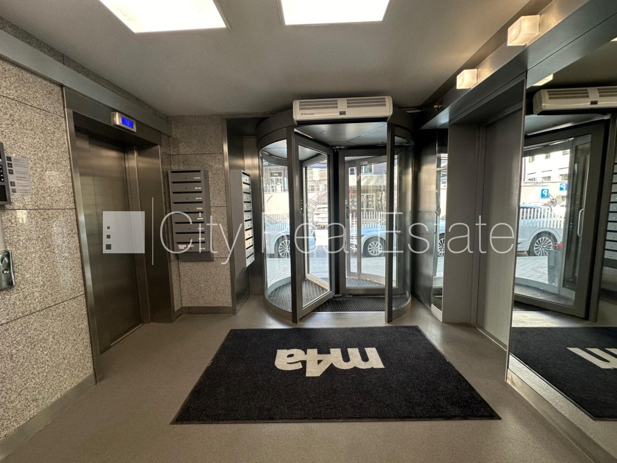 Sludinājumi. Labiekārtots apzaļumots pagalms, pazemes autostāvvieta, apsargāta teritorija, ieeja no ielas, ir Cena: 4930 EUR/mēn Foto #19