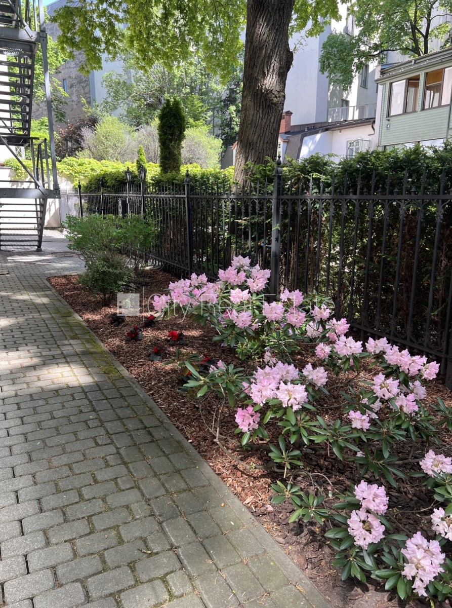 Sludinājumi. Labiekārtots apzaļumots pagalms, pazemes autostāvvieta, apsargāta teritorija, ieeja no ielas, ir Cena: 4930 EUR/mēn Foto #23