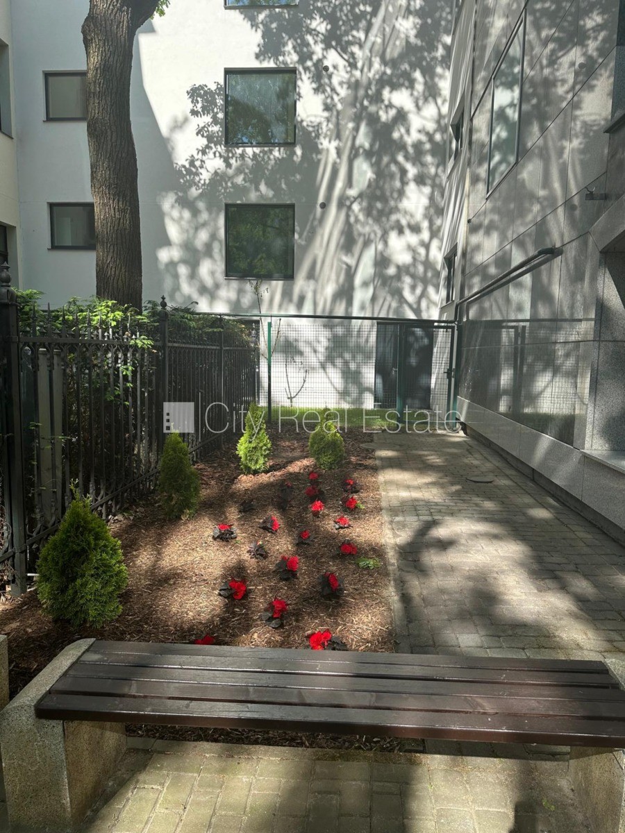 Sludinājumi. Labiekārtots apzaļumots pagalms, pazemes autostāvvieta, apsargāta teritorija, ieeja no ielas, ir Cena: 4930 EUR/mēn Foto #24