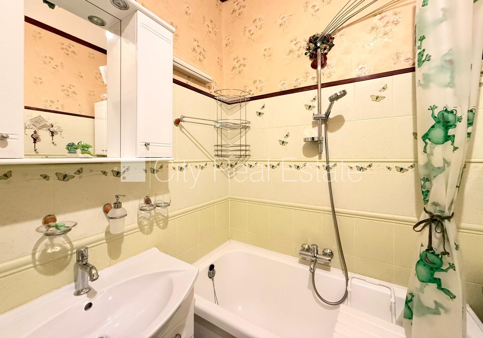 Sludinājumi. Fasādes māja, labiekārtota apzaļumota teritorija, slēgts pagalms, slēgta teritorija, vieta Cena: 415 EUR/mēn Foto #9