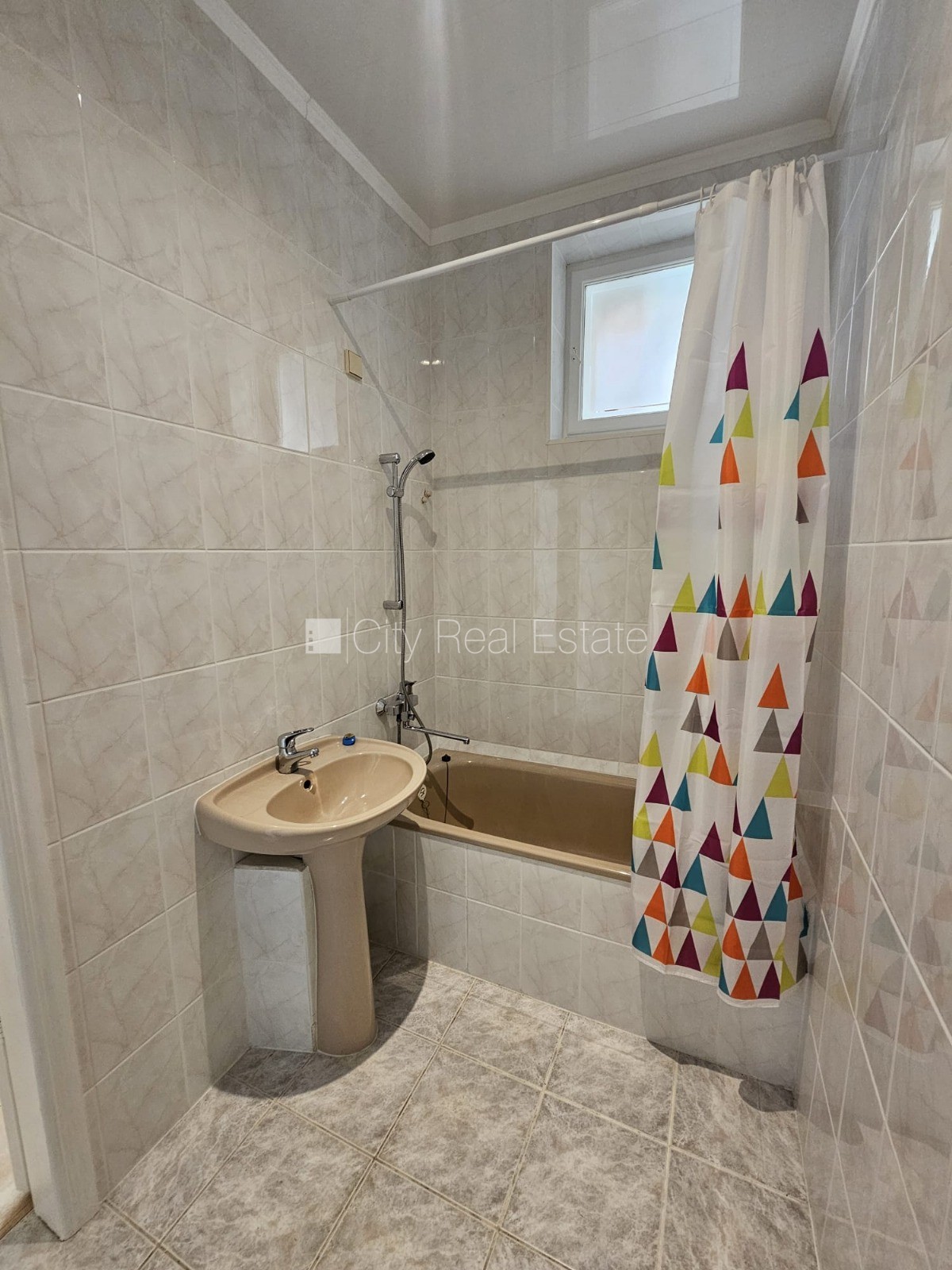 Sludinājumi. Fasādes māja, restaurēta māja, labiekārtota apzaļumota teritorija, istabas izolētas 4 gab., Cena: 800 EUR/mēn Foto #12