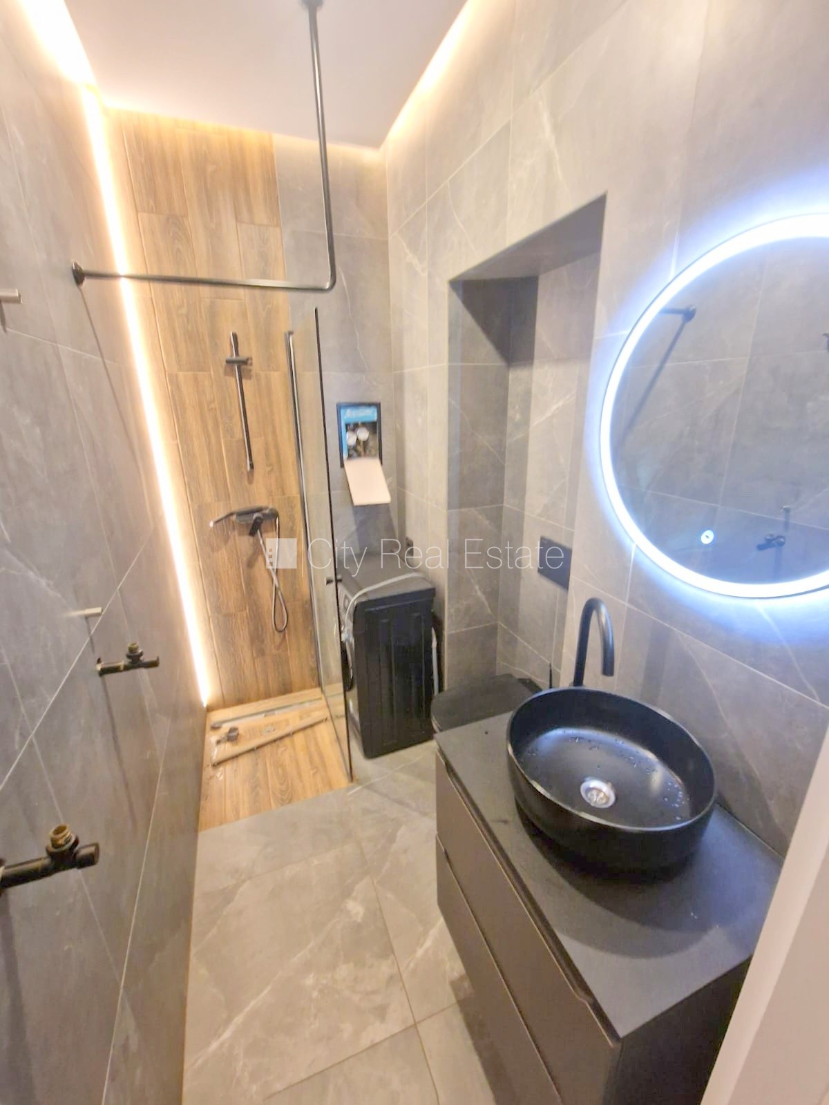 Sludinājumi. Fasādes māja, renovēta māja, slēgts pagalms, ieeja no ielas, kāpņu telpa pēc kapitālā remonta, logi Cena: 340 EUR/mēn Foto #10