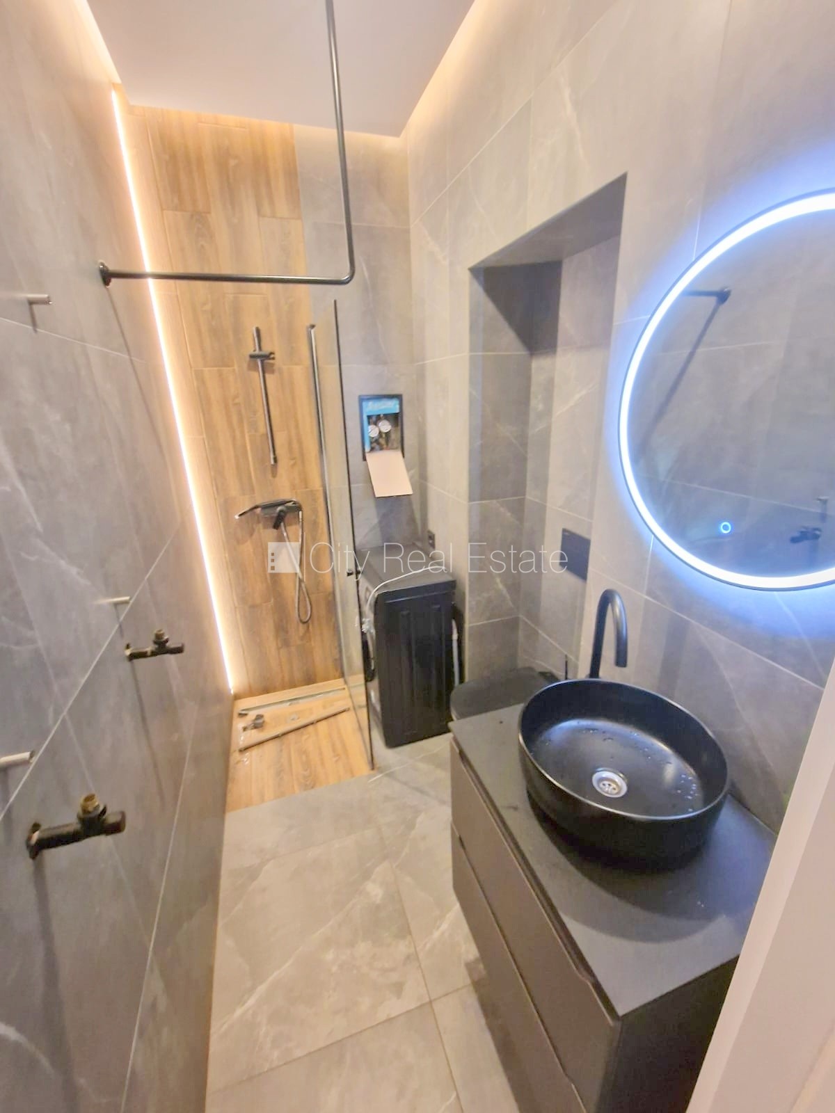 Sludinājumi. Fasādes māja, renovēta māja, slēgts pagalms, ieeja no ielas, kāpņu telpa pēc kapitālā remonta, logi Cena: 340 EUR/mēn Foto #11