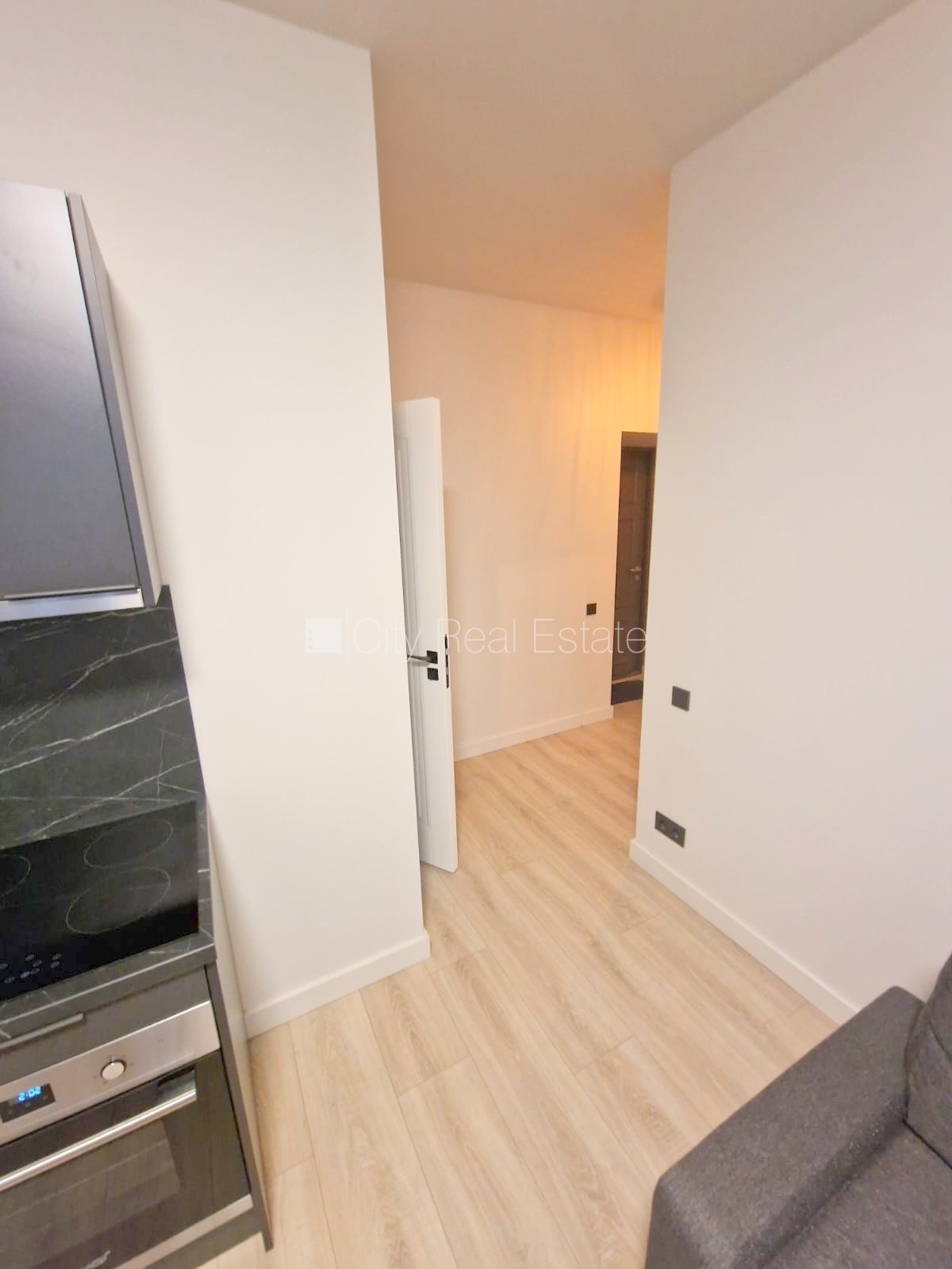 Sludinājumi. Fasādes māja, renovēta māja, slēgts pagalms, ieeja no ielas, kāpņu telpa pēc kapitālā remonta, logi Cena: 340 EUR/mēn Foto #9