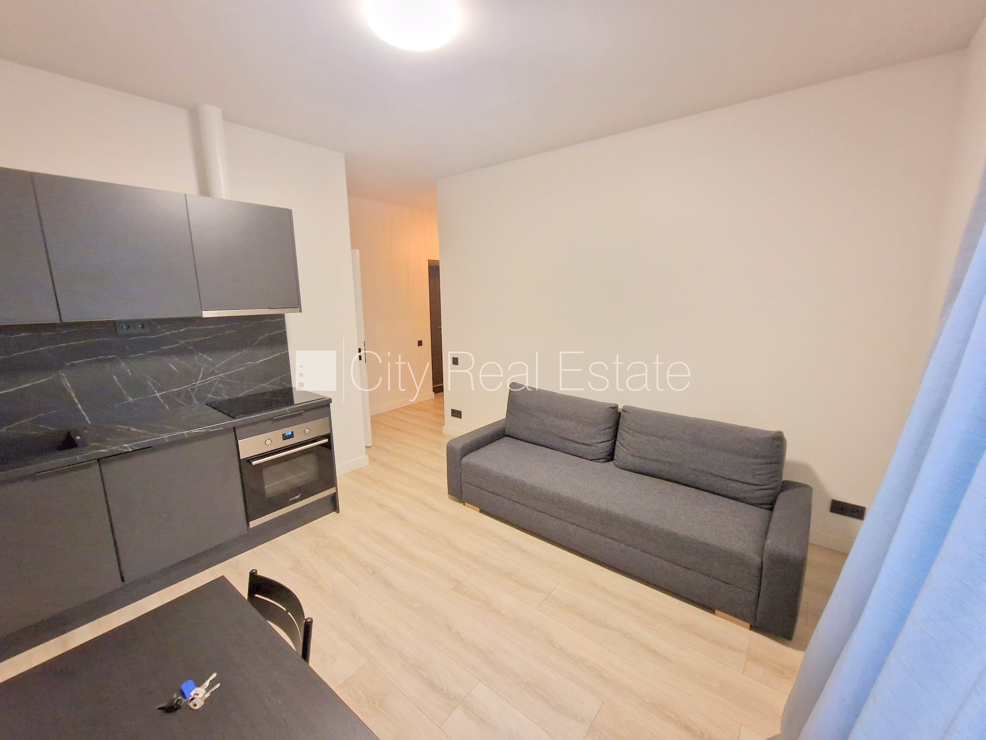 Sludinājumi. Fasādes māja, renovēta māja, slēgts pagalms, ieeja no ielas, kāpņu telpa pēc kapitālā remonta, logi Cena: 340 EUR/mēn Foto #5