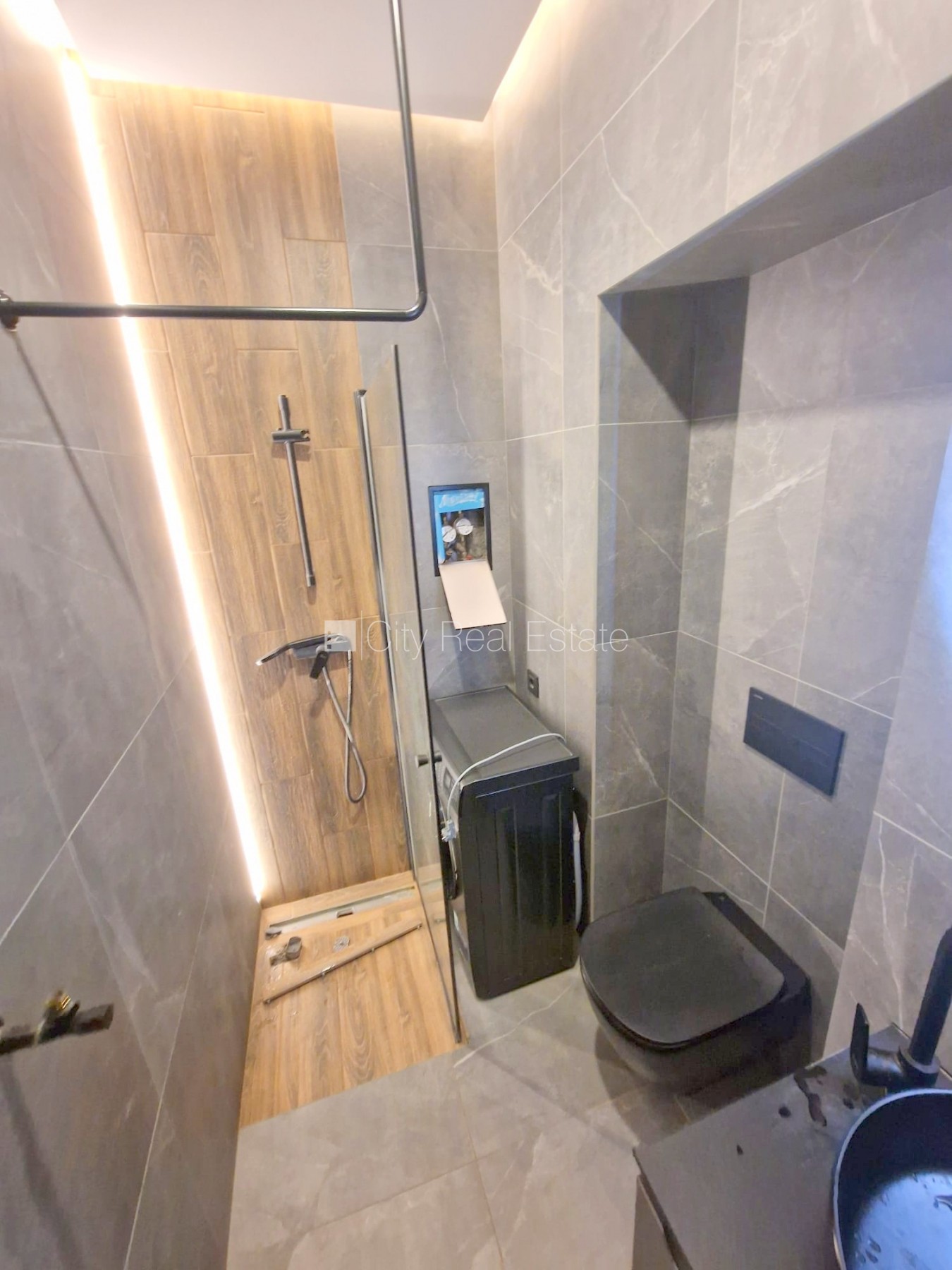 Sludinājumi. Fasādes māja, renovēta māja, slēgts pagalms, ieeja no ielas, kāpņu telpa pēc kapitālā remonta, logi Cena: 340 EUR/mēn Foto #12