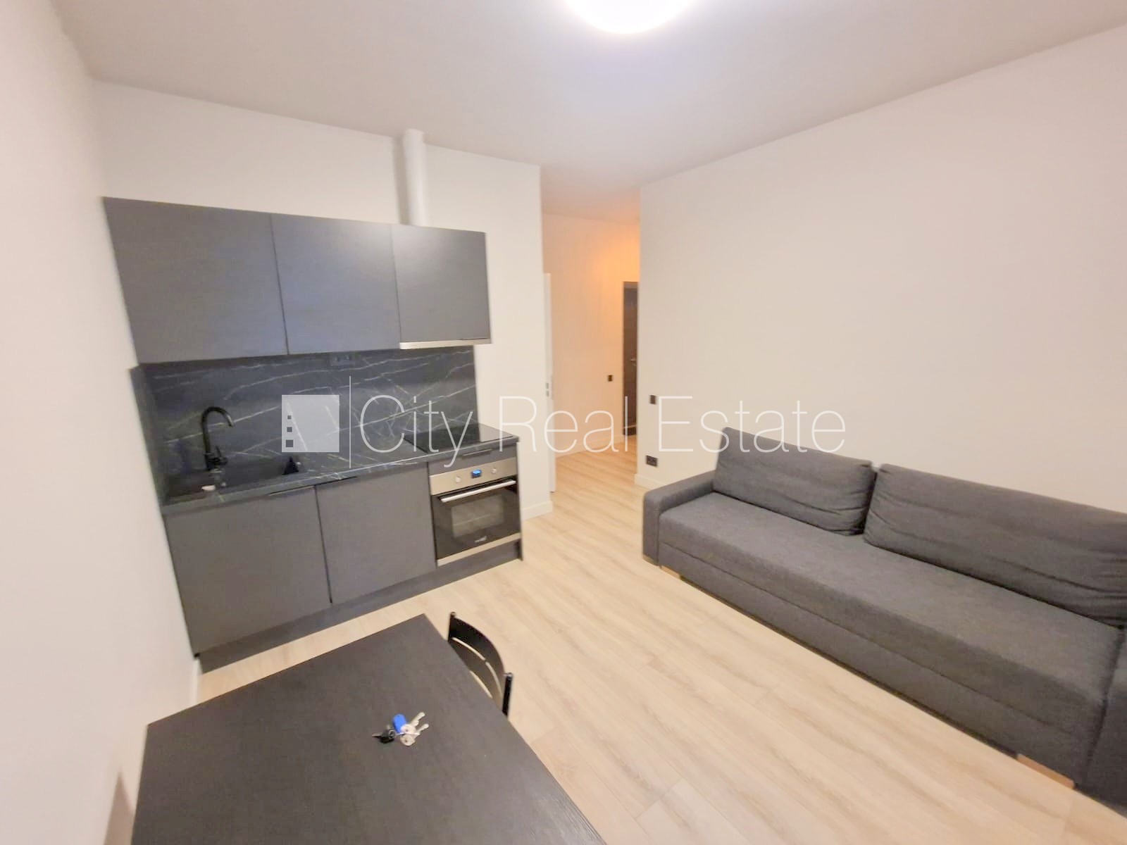 Sludinājumi. Fasādes māja, renovēta māja, slēgts pagalms, ieeja no ielas, kāpņu telpa pēc kapitālā remonta, logi Cena: 340 EUR/mēn Foto #4