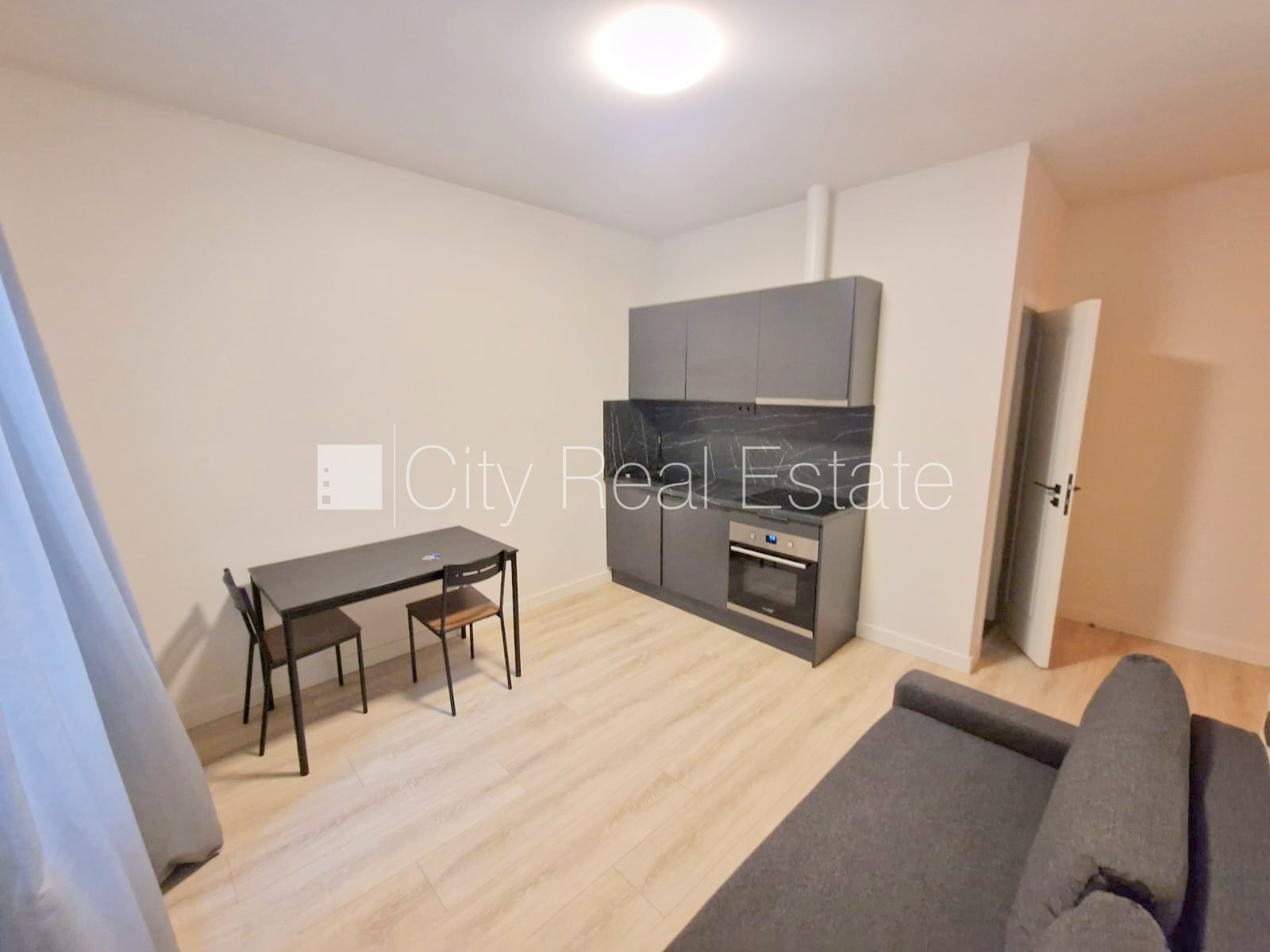 Sludinājumi. Fasādes māja, renovēta māja, slēgts pagalms, ieeja no ielas, kāpņu telpa pēc kapitālā remonta, logi Cena: 340 EUR/mēn Foto #1