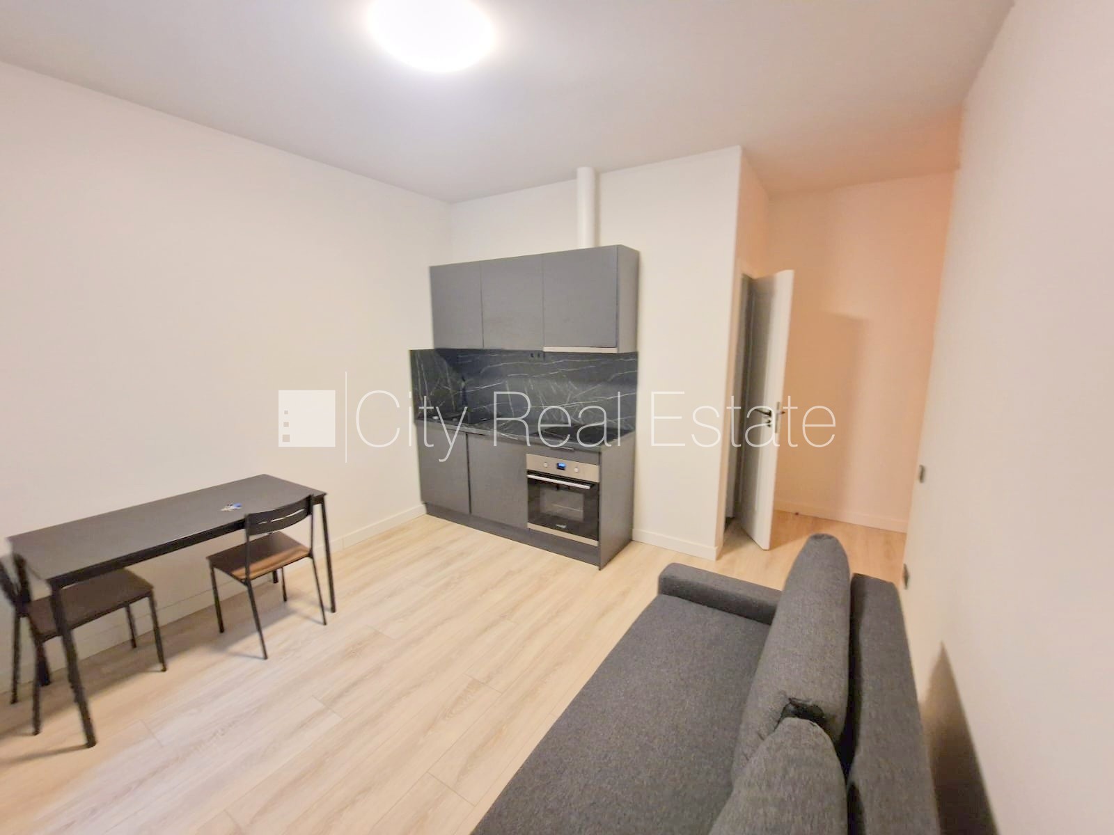 Sludinājumi. Fasādes māja, renovēta māja, slēgts pagalms, ieeja no ielas, kāpņu telpa pēc kapitālā remonta, logi Cena: 340 EUR/mēn Foto #2