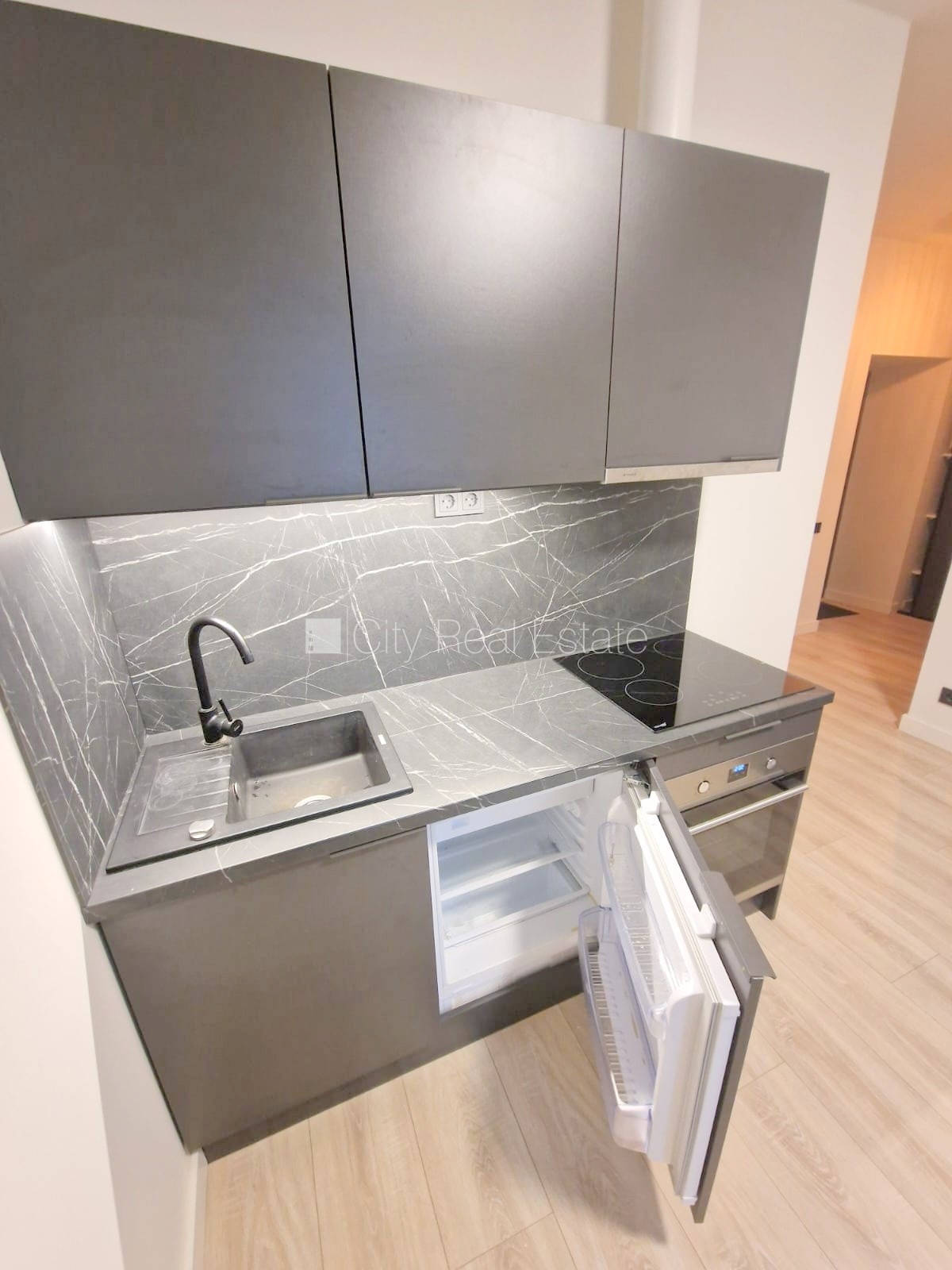 Sludinājumi. Fasādes māja, renovēta māja, slēgts pagalms, ieeja no ielas, kāpņu telpa pēc kapitālā remonta, logi Cena: 340 EUR/mēn Foto #6