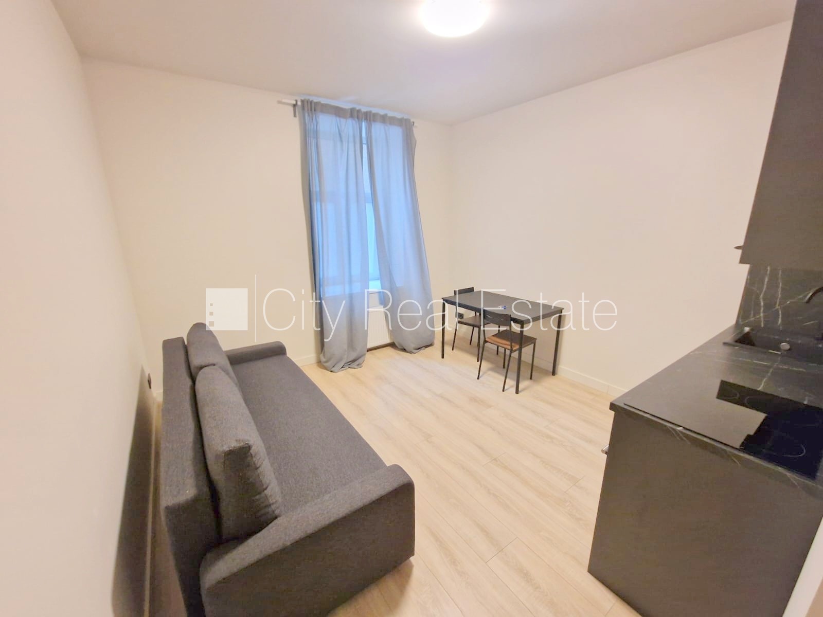 Sludinājumi. Fasādes māja, renovēta māja, slēgts pagalms, ieeja no ielas, kāpņu telpa pēc kapitālā remonta, logi Cena: 340 EUR/mēn Foto #7