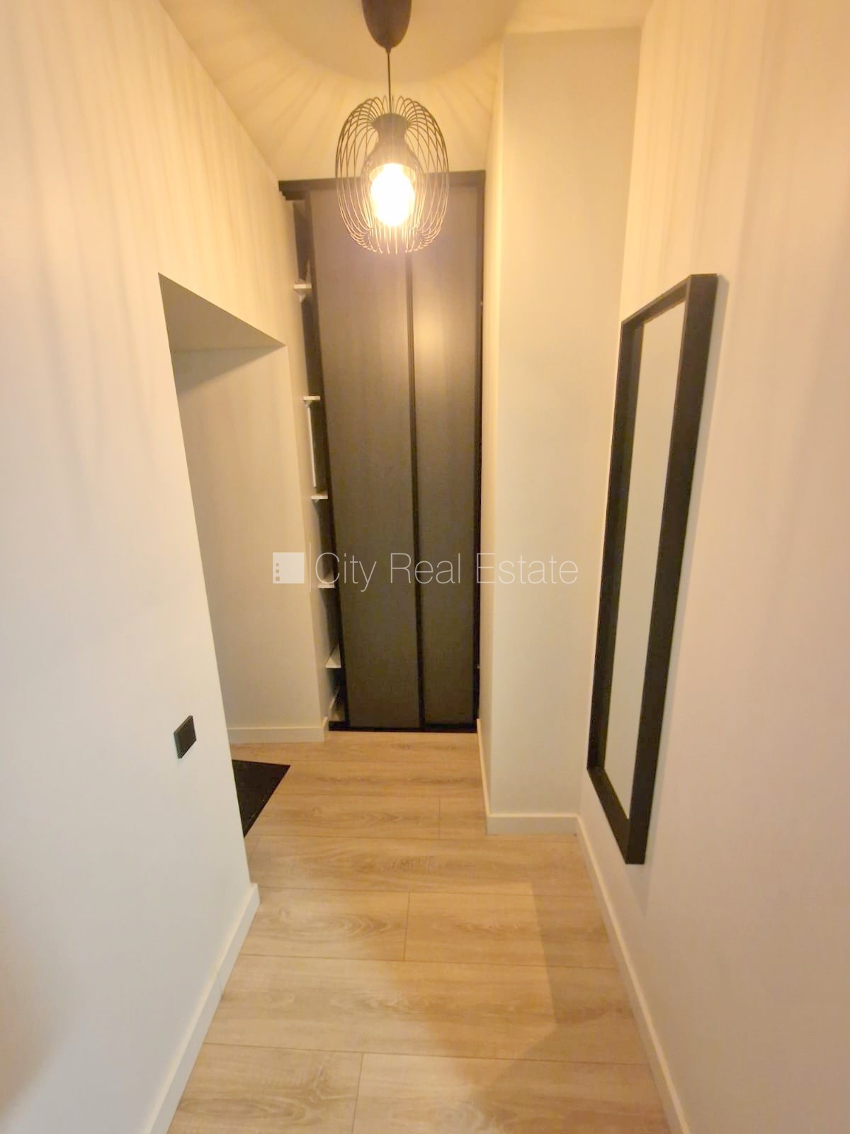 Sludinājumi. Fasādes māja, renovēta māja, slēgts pagalms, ieeja no ielas, kāpņu telpa pēc kapitālā remonta, logi Cena: 340 EUR/mēn Foto #13