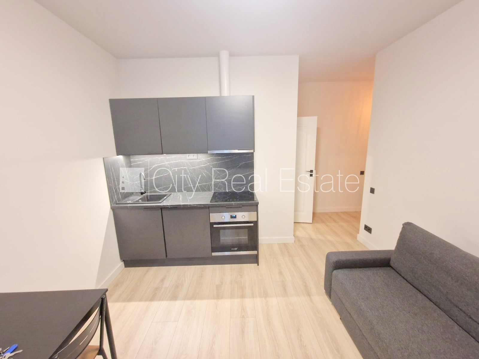 Sludinājumi. Fasādes māja, renovēta māja, slēgts pagalms, ieeja no ielas, kāpņu telpa pēc kapitālā remonta, logi Cena: 340 EUR/mēn Foto #3