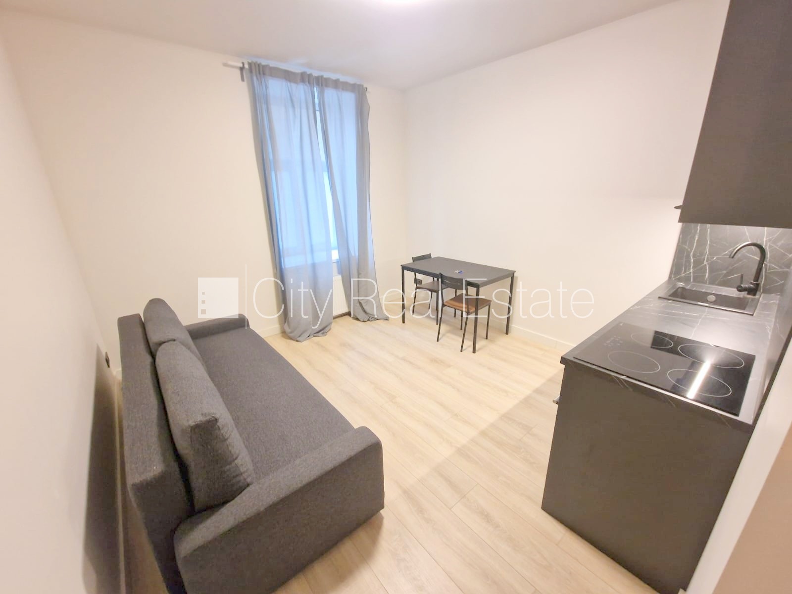 Sludinājumi. Fasādes māja, renovēta māja, slēgts pagalms, ieeja no ielas, kāpņu telpa pēc kapitālā remonta, logi Cena: 340 EUR/mēn Foto #8