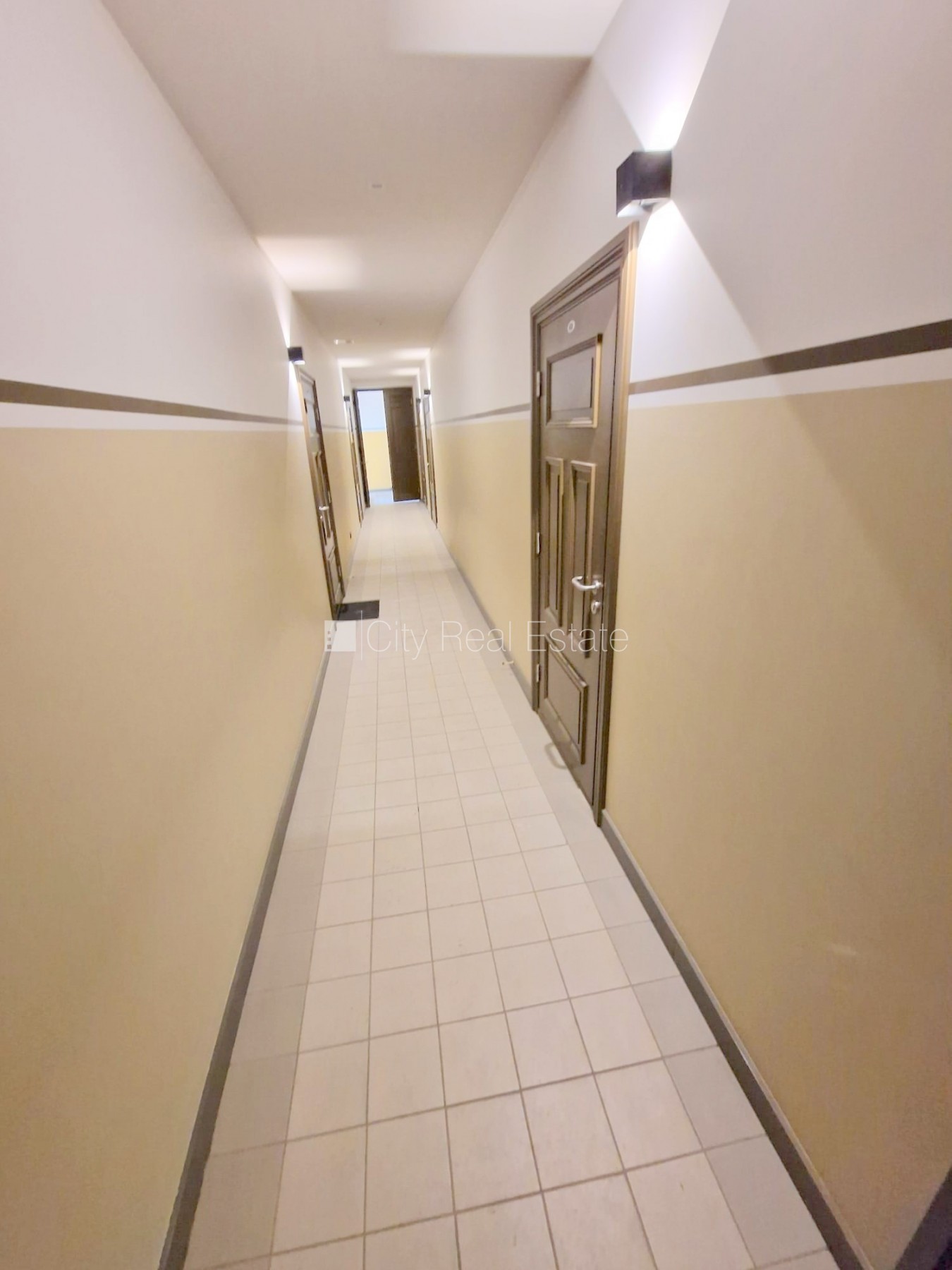 Sludinājumi. Fasādes māja, renovēta māja, slēgts pagalms, ieeja no ielas, kāpņu telpa pēc kapitālā remonta, logi Cena: 340 EUR/mēn Foto #14