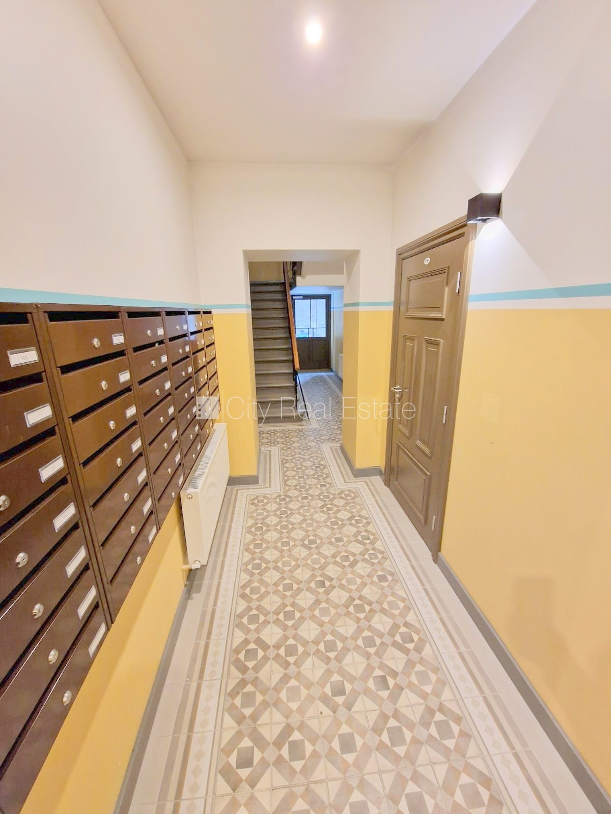 Sludinājumi. Fasādes māja, renovēta māja, slēgts pagalms, ieeja no ielas, kāpņu telpa pēc kapitālā remonta, logi Cena: 340 EUR/mēn Foto #16