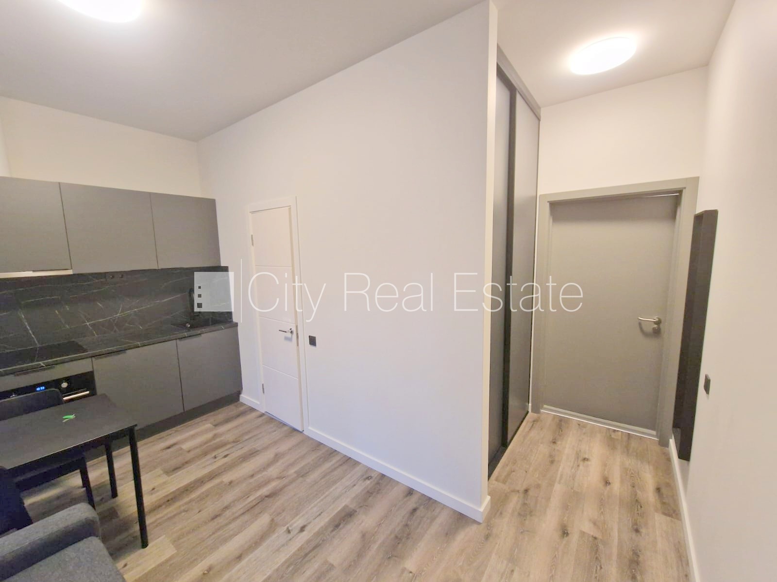 Объявление. Здание во дворе, реновированный дом, закрытый двор, вход с улицы и со двора, лестничная клетка Цена: 350 EUR/мес. Foto #4