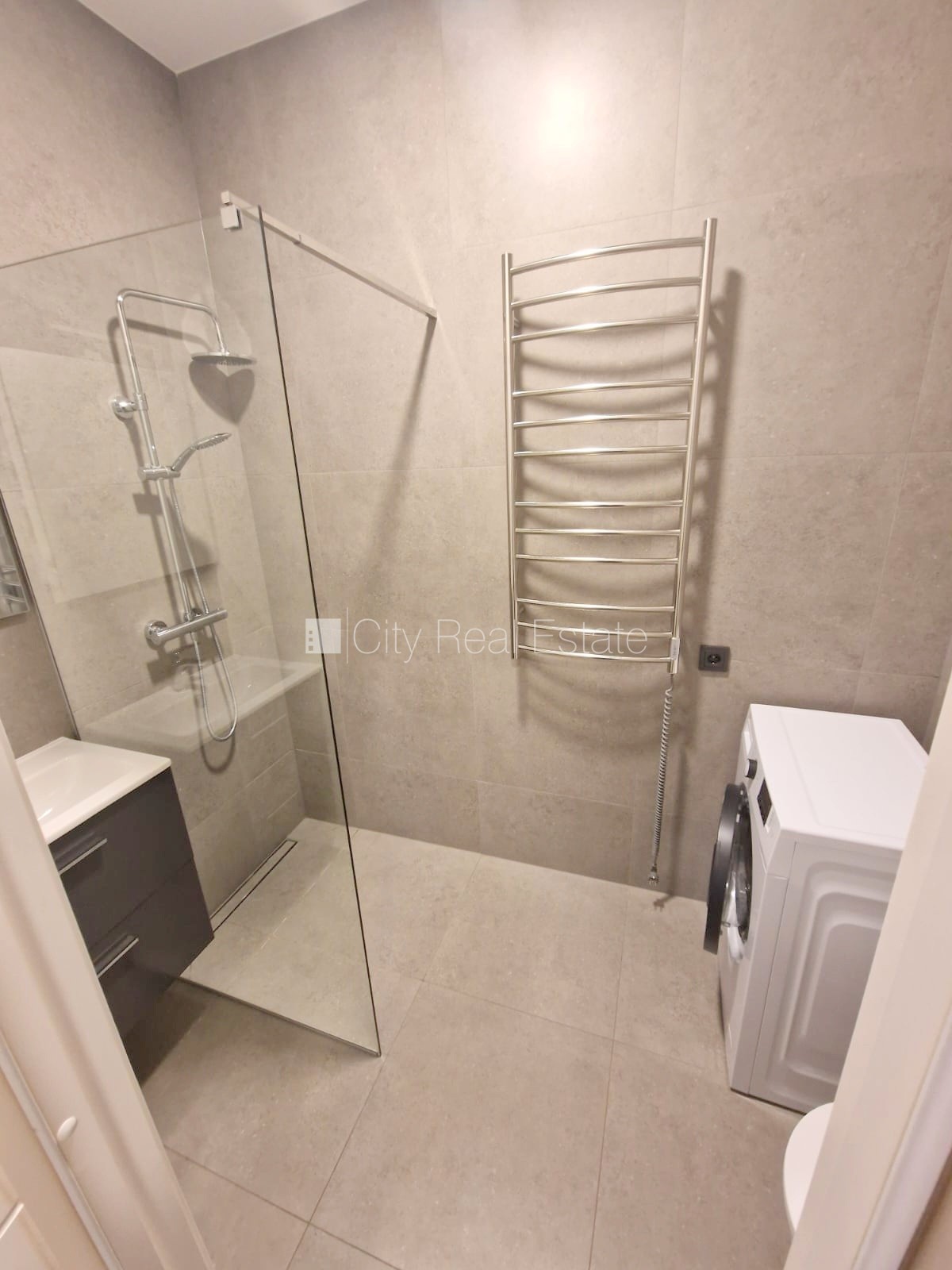 Объявление. Здание во дворе, реновированный дом, закрытый двор, вход с улицы и со двора, лестничная клетка Цена: 350 EUR/мес. Foto #10