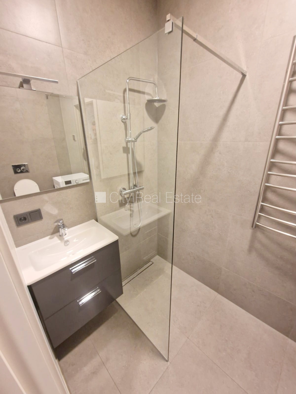 Объявление. Здание во дворе, реновированный дом, закрытый двор, вход с улицы и со двора, лестничная клетка Цена: 350 EUR/мес. Foto #11