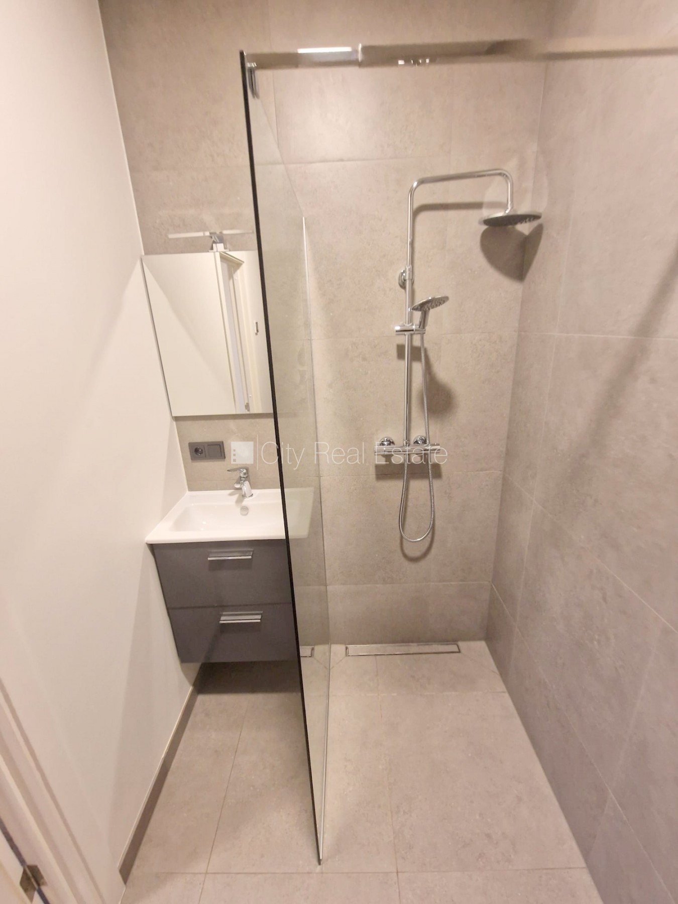 Объявление. Здание во дворе, реновированный дом, закрытый двор, вход с улицы и со двора, лестничная клетка Цена: 350 EUR/мес. Foto #12