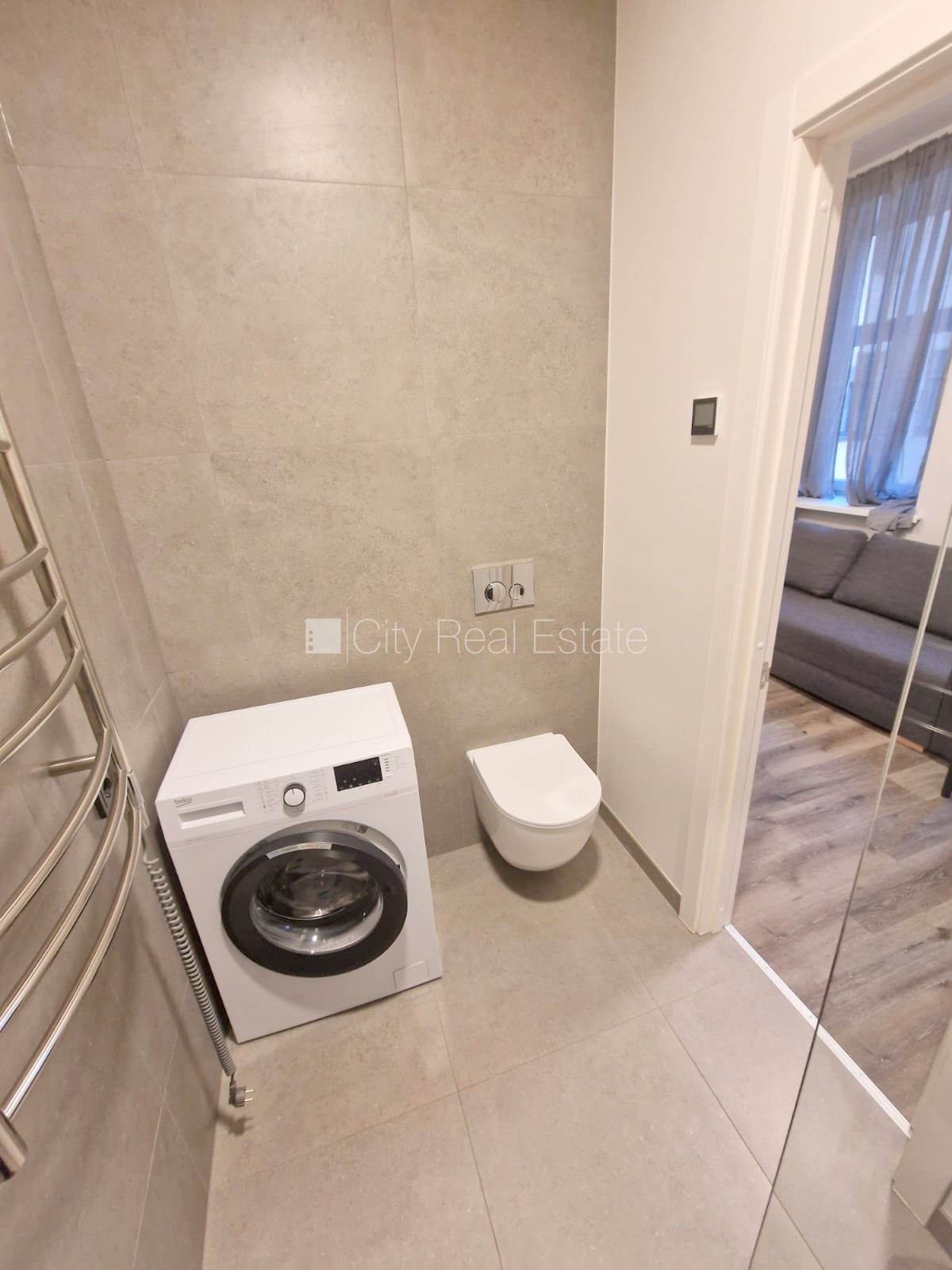 Объявление. Здание во дворе, реновированный дом, закрытый двор, вход с улицы и со двора, лестничная клетка Цена: 350 EUR/мес. Foto #13