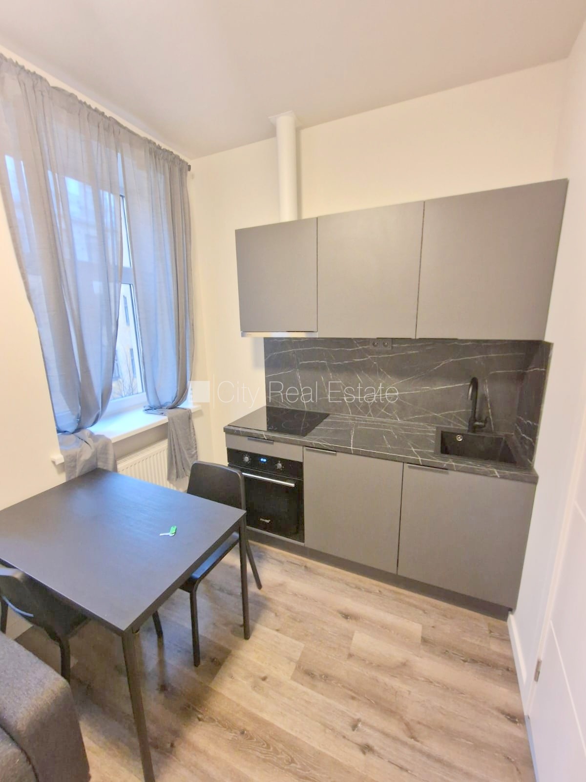 Объявление. Здание во дворе, реновированный дом, закрытый двор, вход с улицы и со двора, лестничная клетка Цена: 350 EUR/мес. Foto #7