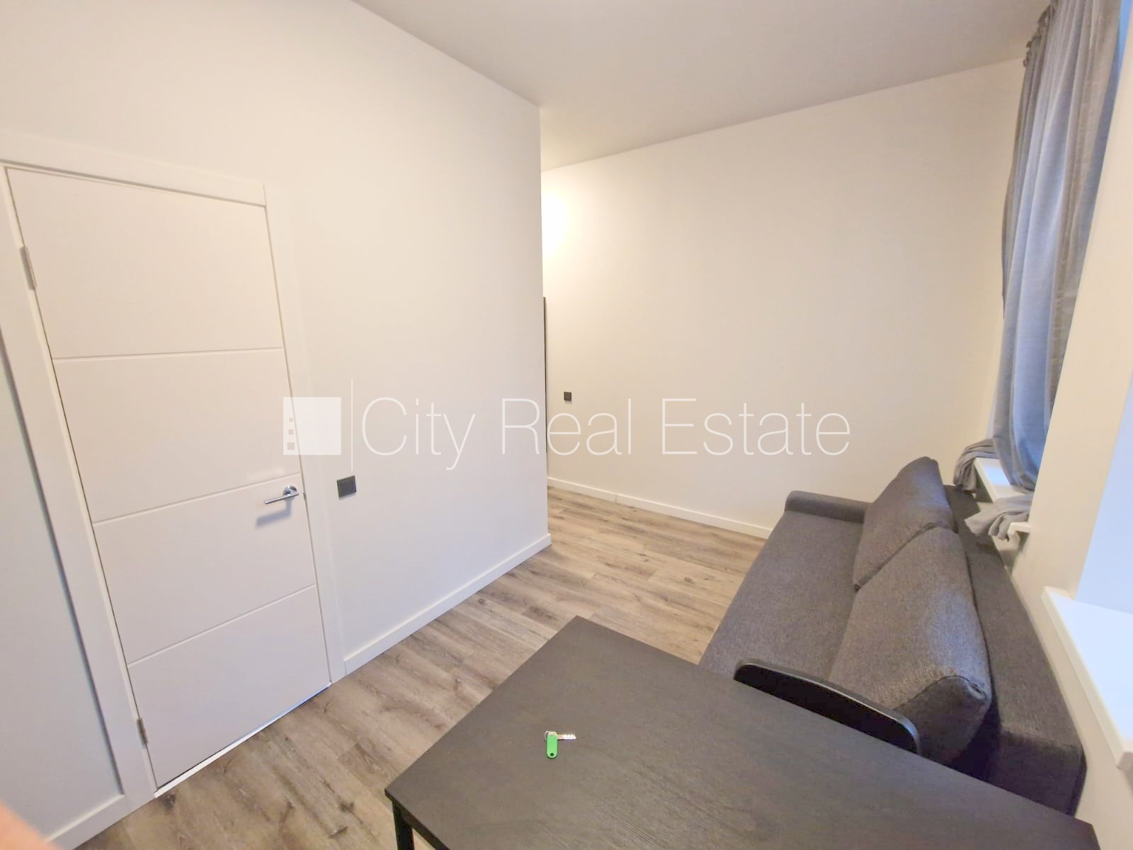 Объявление. Здание во дворе, реновированный дом, закрытый двор, вход с улицы и со двора, лестничная клетка Цена: 350 EUR/мес. Foto #9