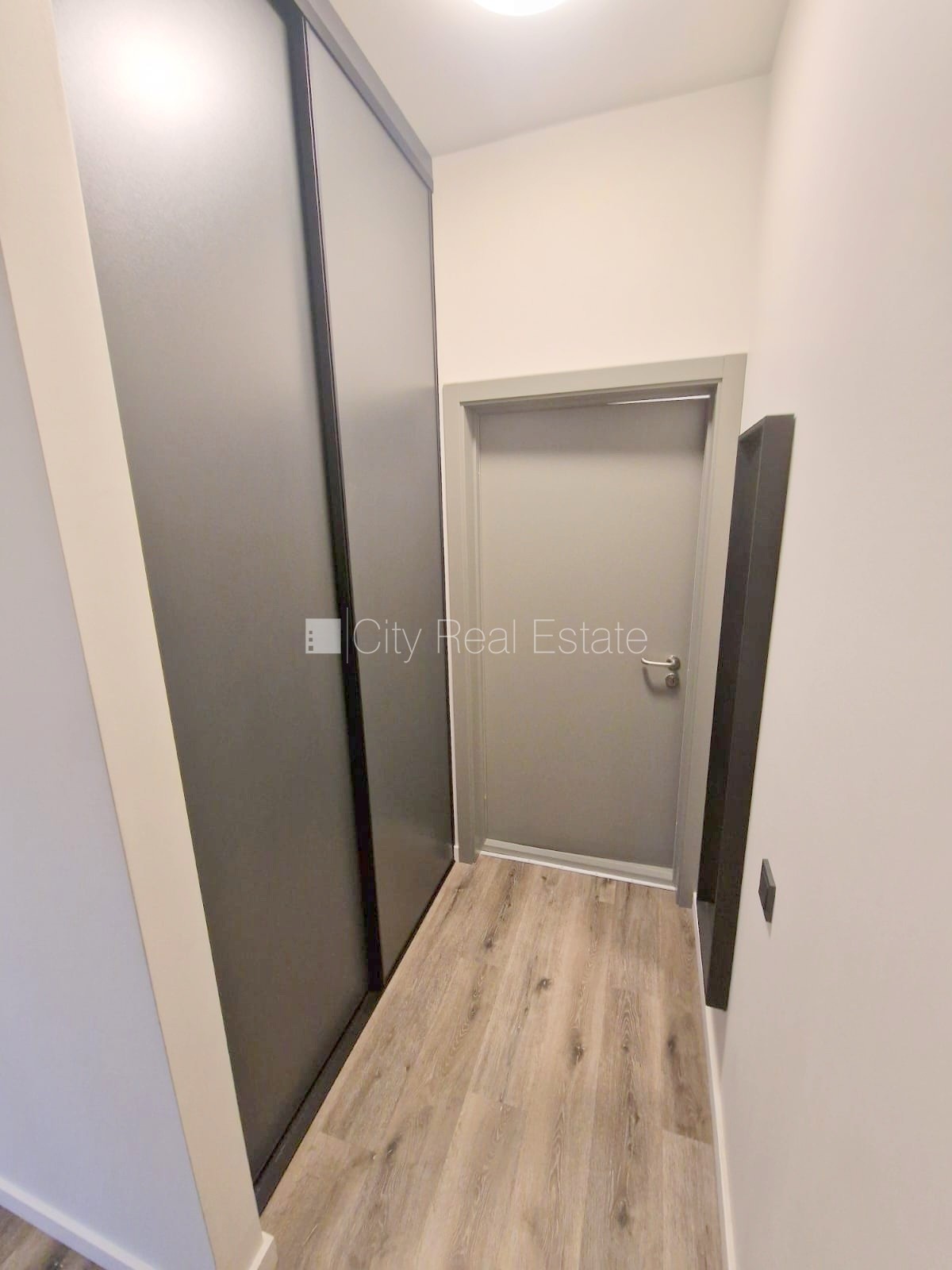 Объявление. Здание во дворе, реновированный дом, закрытый двор, вход с улицы и со двора, лестничная клетка Цена: 350 EUR/мес. Foto #14