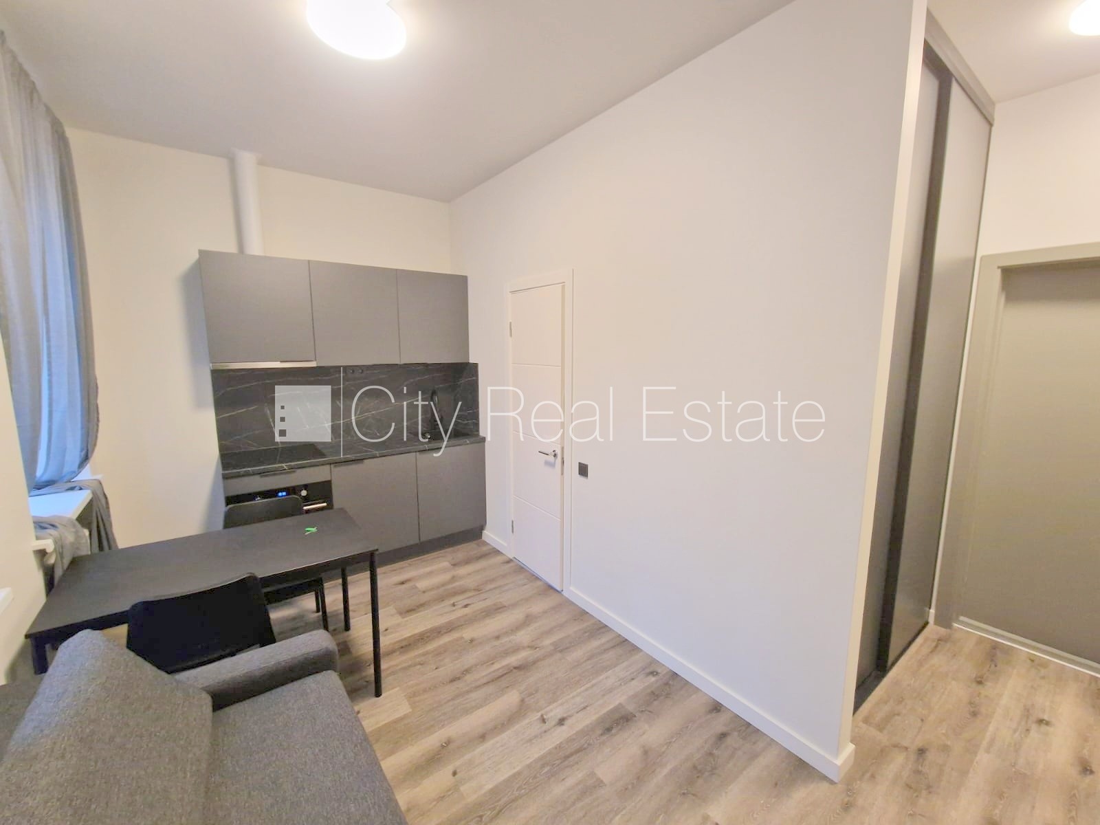 Объявление. Здание во дворе, реновированный дом, закрытый двор, вход с улицы и со двора, лестничная клетка Цена: 350 EUR/мес. Foto #2