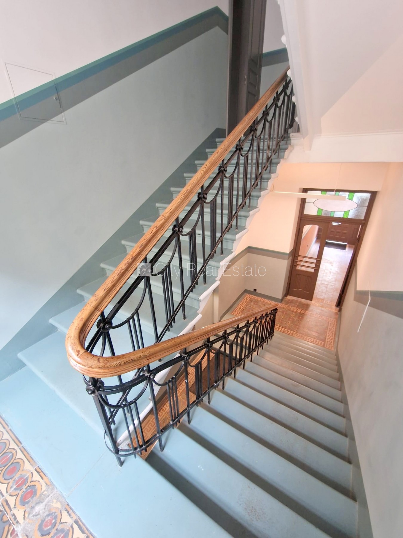 Объявление. Здание во дворе, реновированный дом, закрытый двор, вход с улицы и со двора, лестничная клетка Цена: 350 EUR/мес. Foto #15