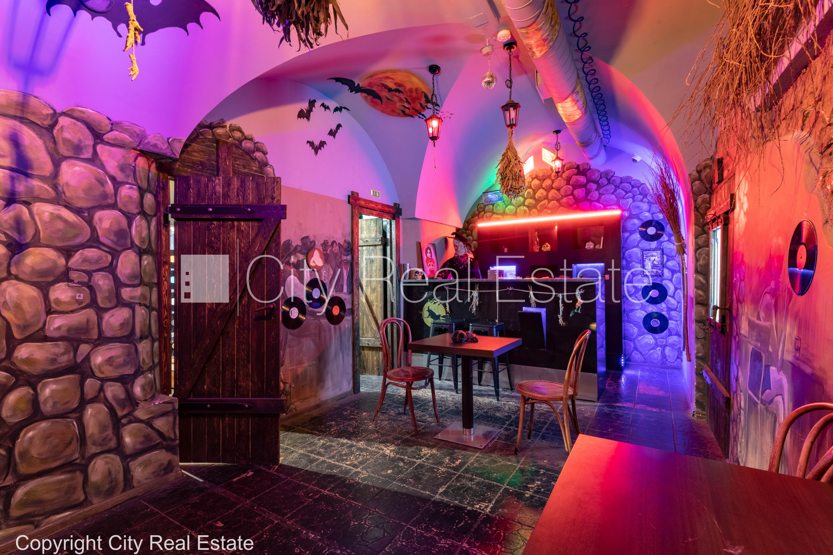 Sludinājumi. Restaurēta māja, bruģēts piebraucamais ceļš, ieeja no ielas, istabas izolētas 4 gab., centrālā Cena: 500 EUR/mēn Foto #1