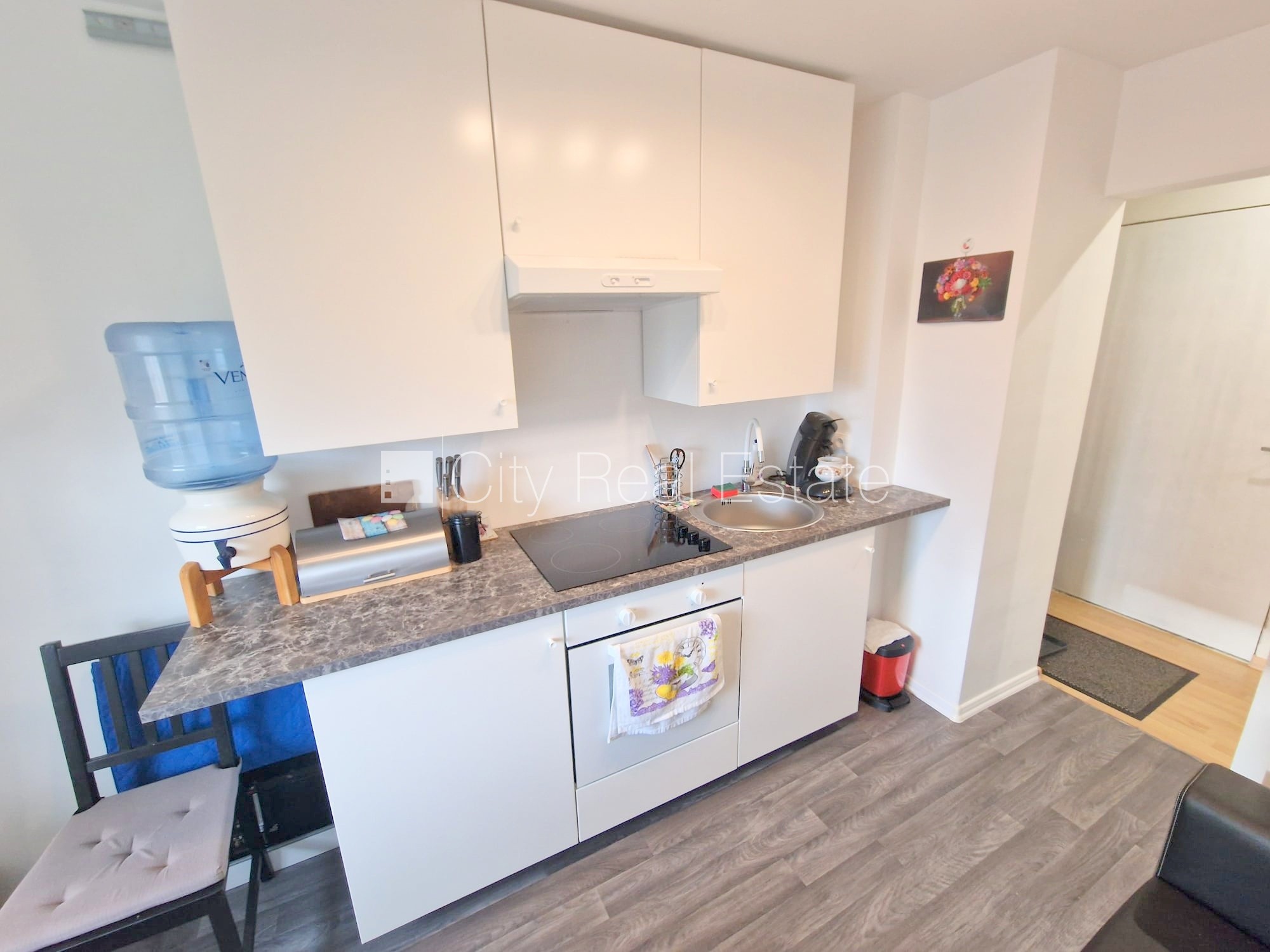 Sludinājumi. Zeme īpašumā, fasādes māja, ieeja no ielas, ir lifts, lodžija, logi vērsti uz pagalma pusi, plašs Cena: 34500 EUR Foto #3