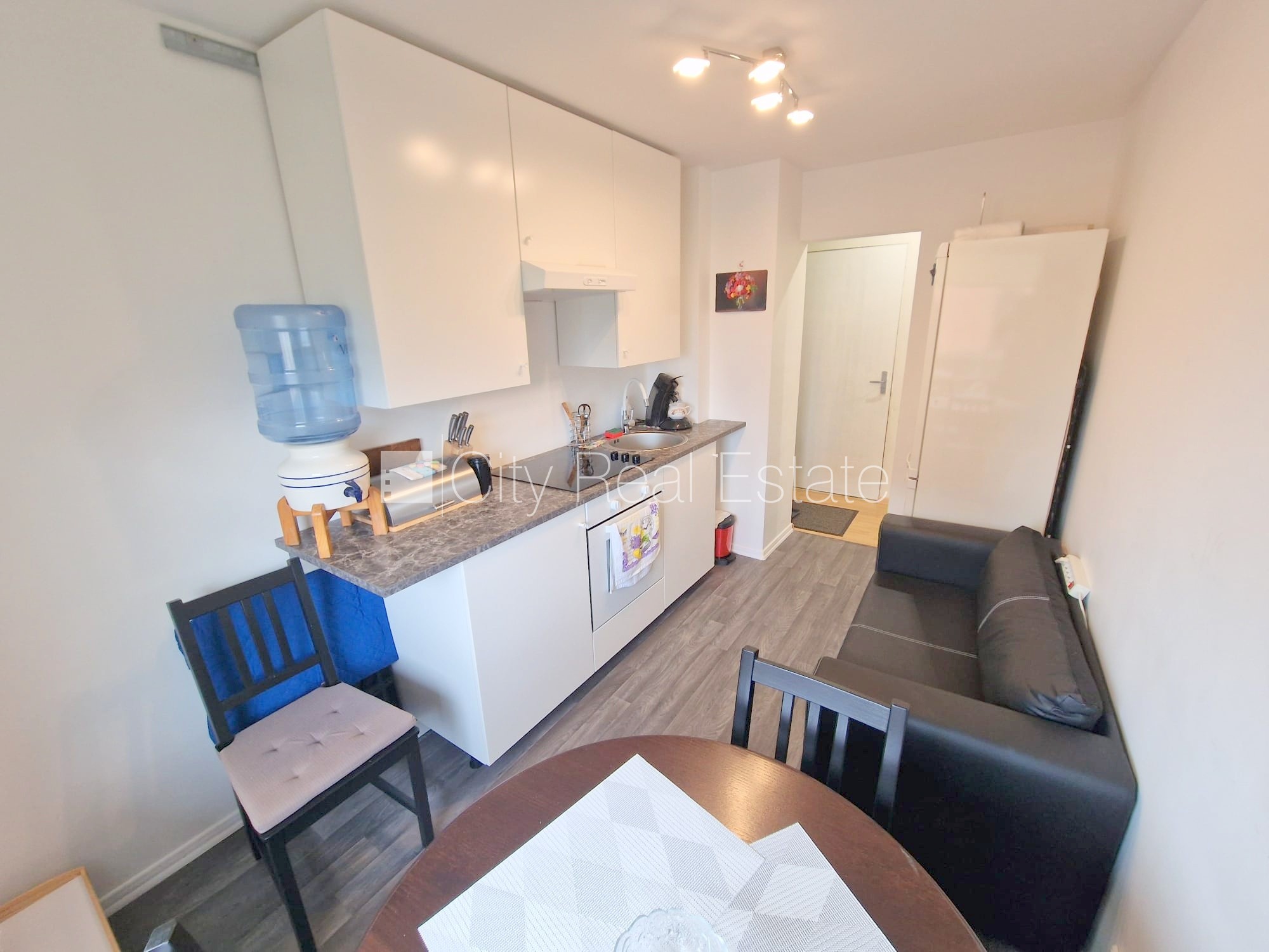 Sludinājumi. Zeme īpašumā, fasādes māja, ieeja no ielas, ir lifts, lodžija, logi vērsti uz pagalma pusi, plašs Cena: 34500 EUR Foto #2