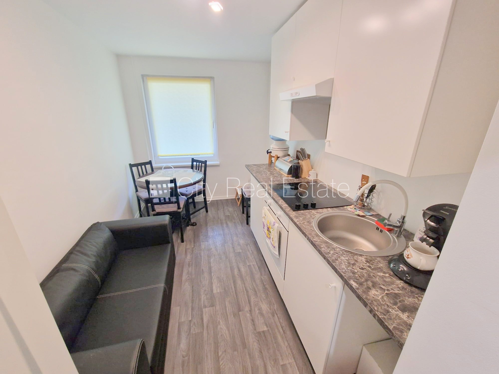 Sludinājumi. Zeme īpašumā, fasādes māja, ieeja no ielas, ir lifts, lodžija, logi vērsti uz pagalma pusi, plašs Cena: 34500 EUR Foto #1