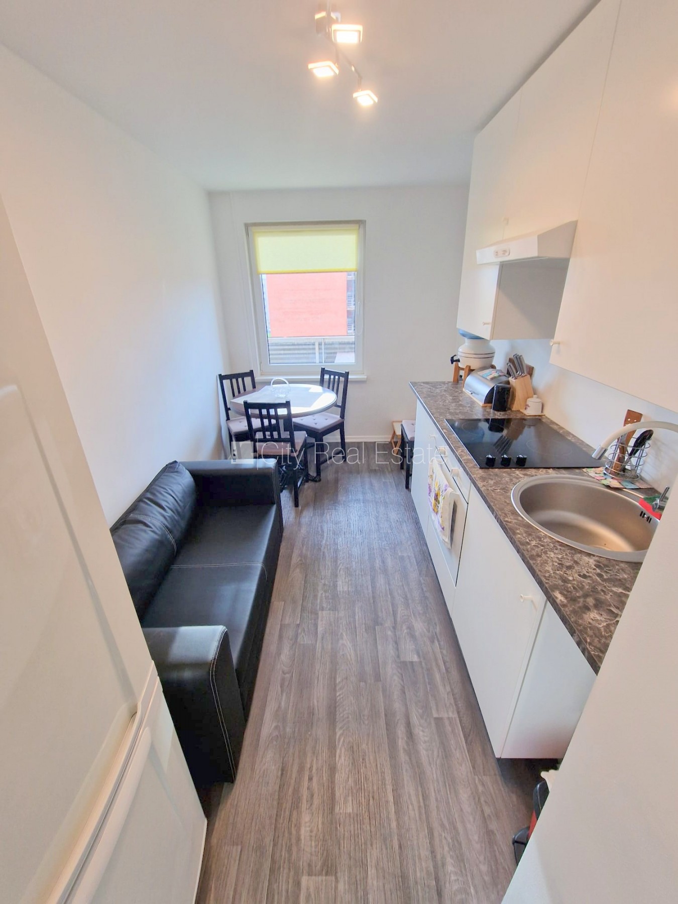 Sludinājumi. Zeme īpašumā, fasādes māja, ieeja no ielas, ir lifts, lodžija, logi vērsti uz pagalma pusi, plašs Cena: 34500 EUR Foto #6