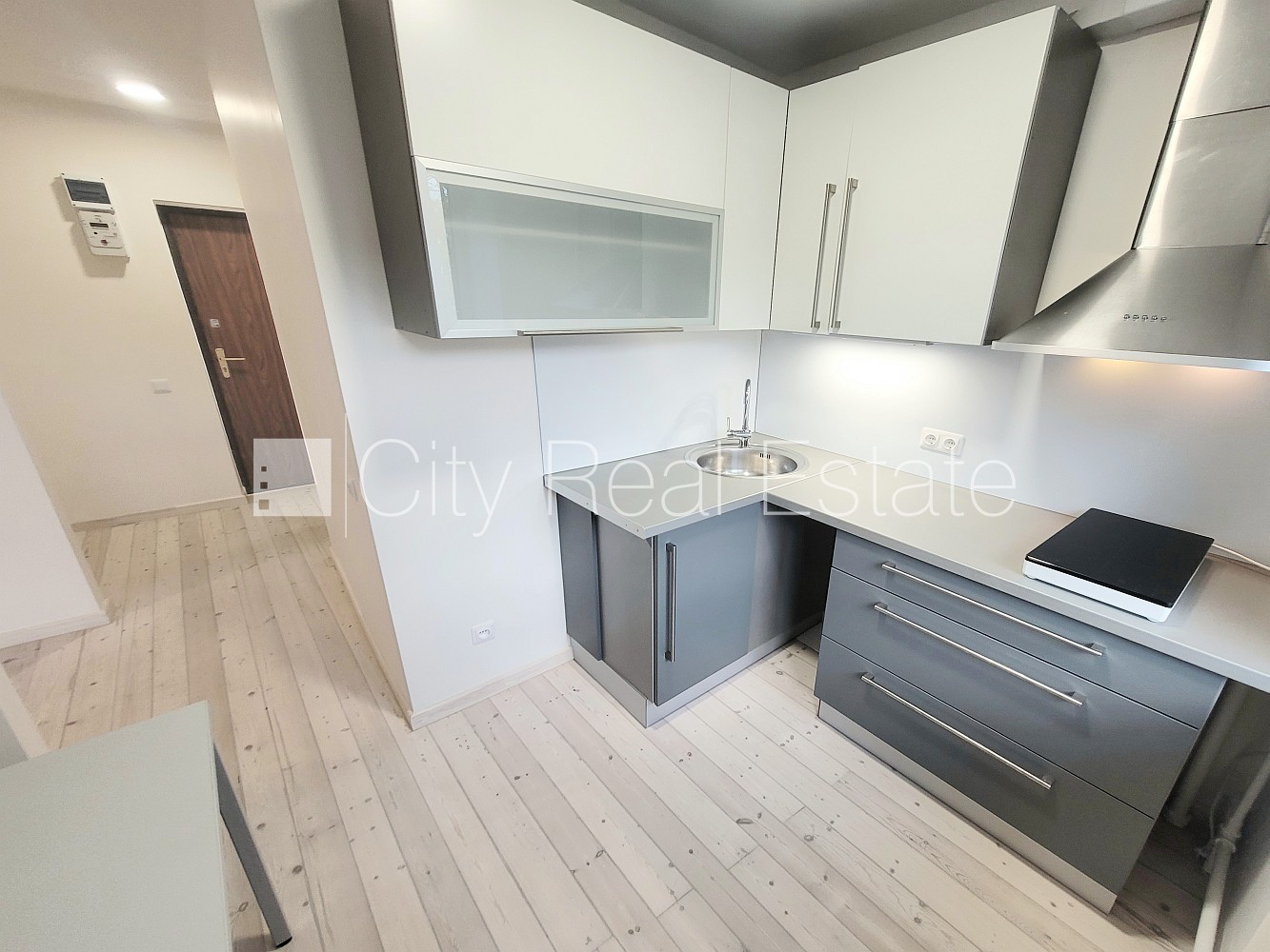 Объявление. Зеленая территория, бесплатная стоянка во дворе, лестничная клетка после косметического ремонта, Цена: 480 EUR/мес. Foto #2