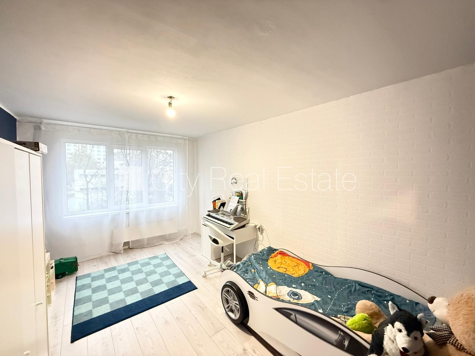 Sludinājumi. Pagalma ēka, labiekārtota apzaļumota teritorija, vieta vairākām automašīnām, teritorijas Cena: 51900 EUR Foto #6