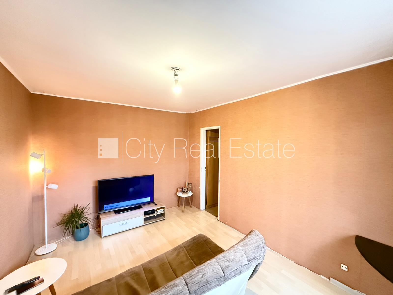 Sludinājumi. Pagalma ēka, labiekārtota apzaļumota teritorija, vieta vairākām automašīnām, teritorijas Cena: 51900 EUR Foto #1