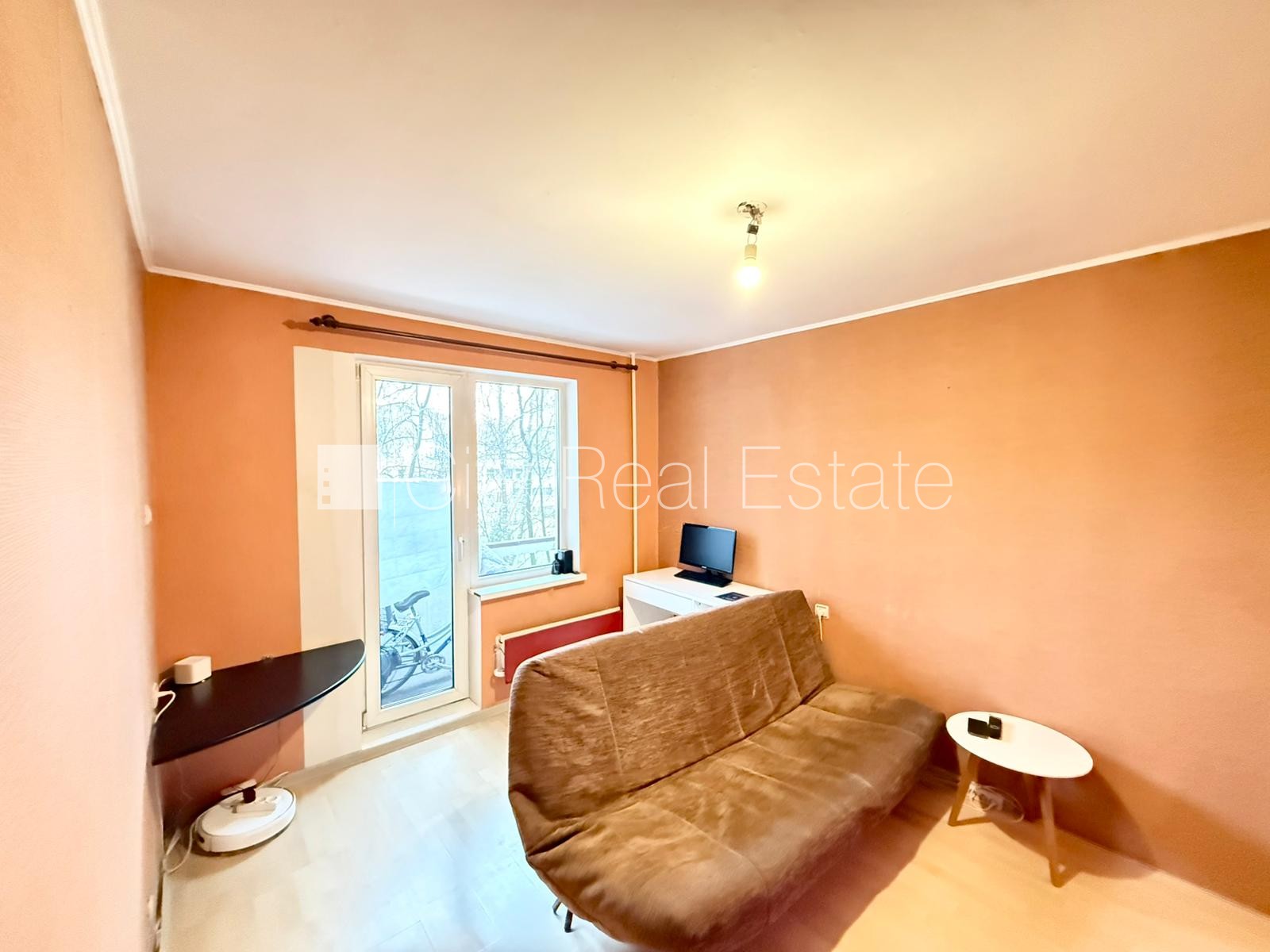 Sludinājumi. Pagalma ēka, labiekārtota apzaļumota teritorija, vieta vairākām automašīnām, teritorijas Cena: 51900 EUR Foto #3