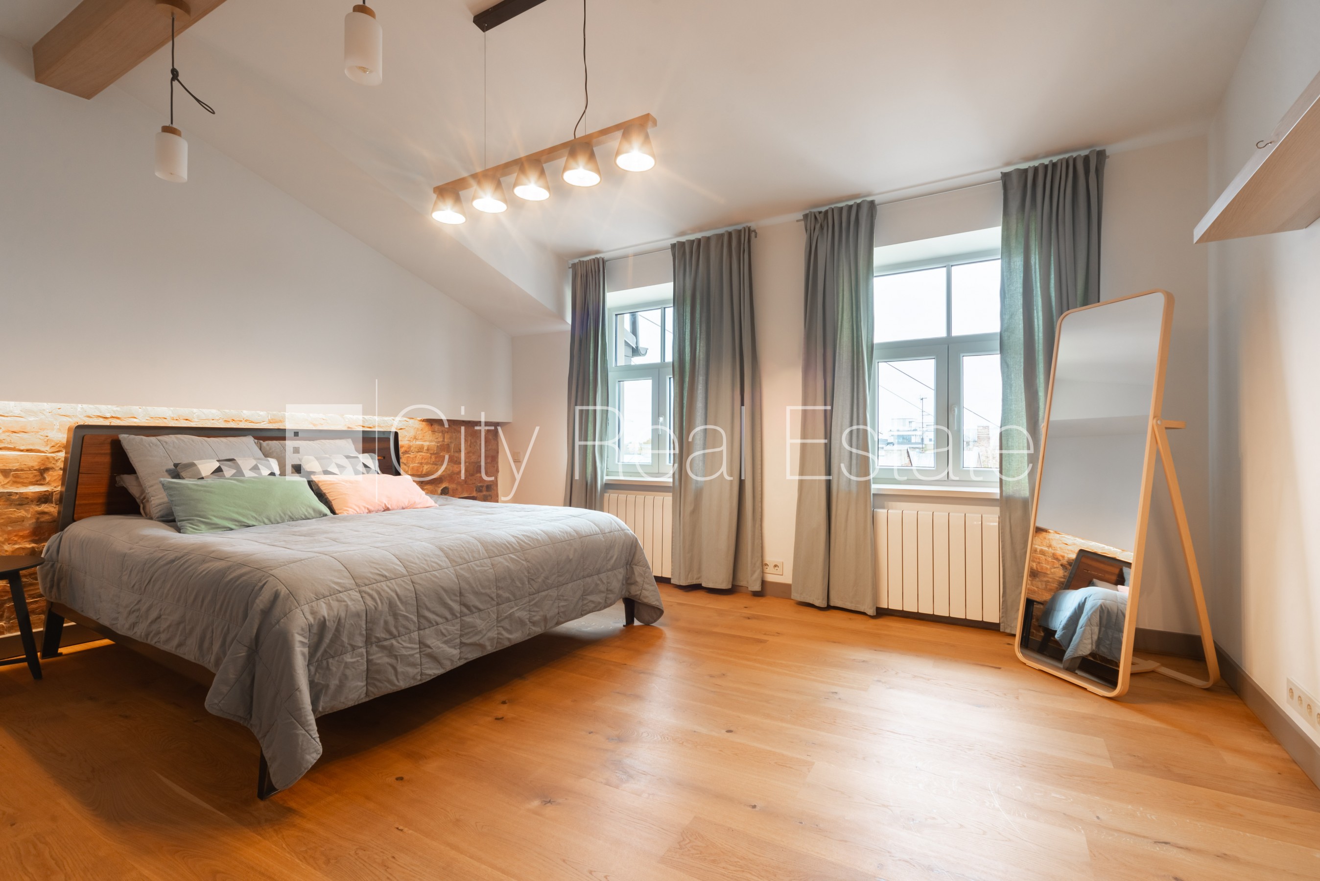 Объявление. Въездные ворота оснащены автоматической подъёмной системой, бесплатная стоянка во дворе, Цена: 1800 EUR/мес. Foto #15