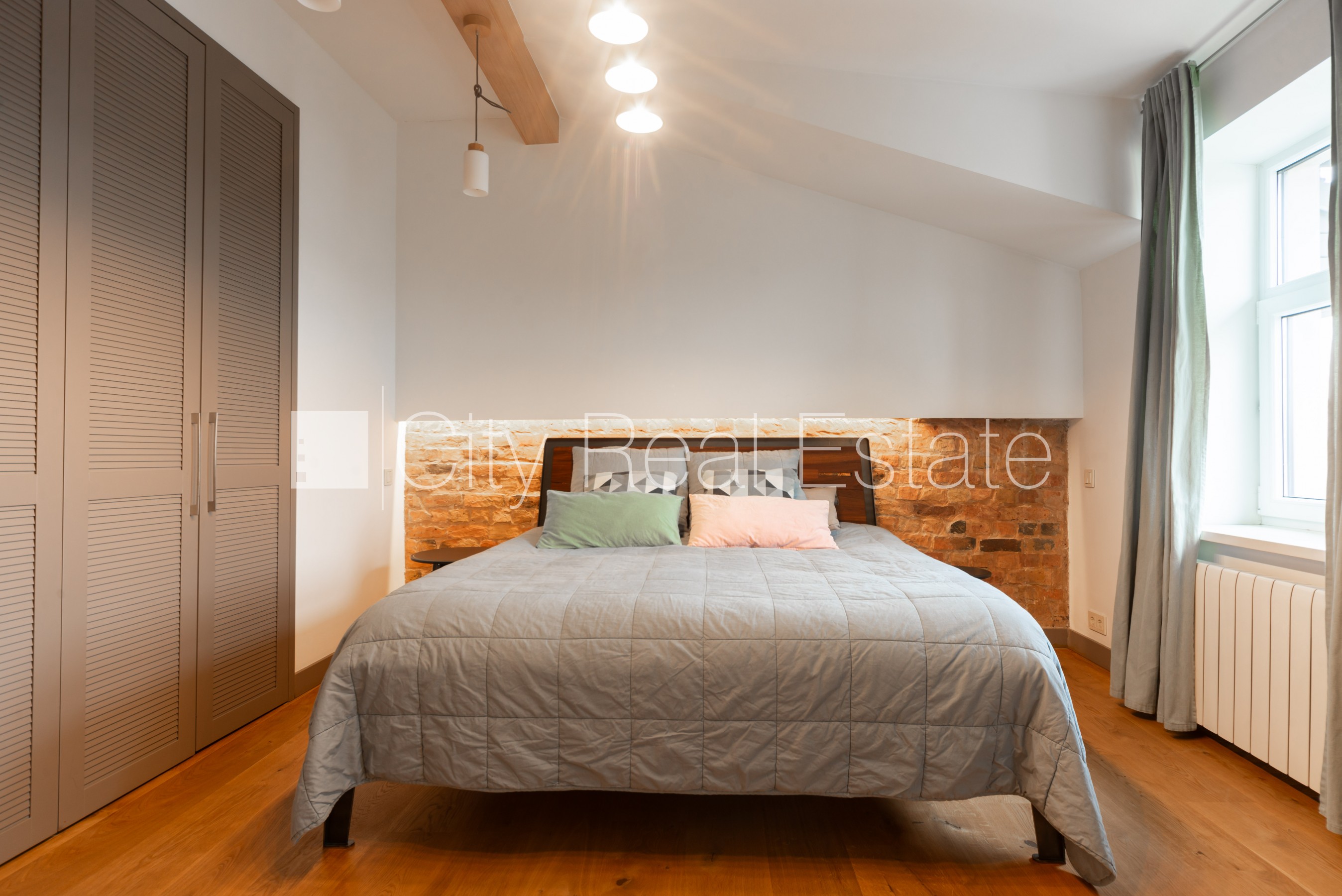 Объявление. Въездные ворота оснащены автоматической подъёмной системой, бесплатная стоянка во дворе, Цена: 1800 EUR/мес. Foto #13