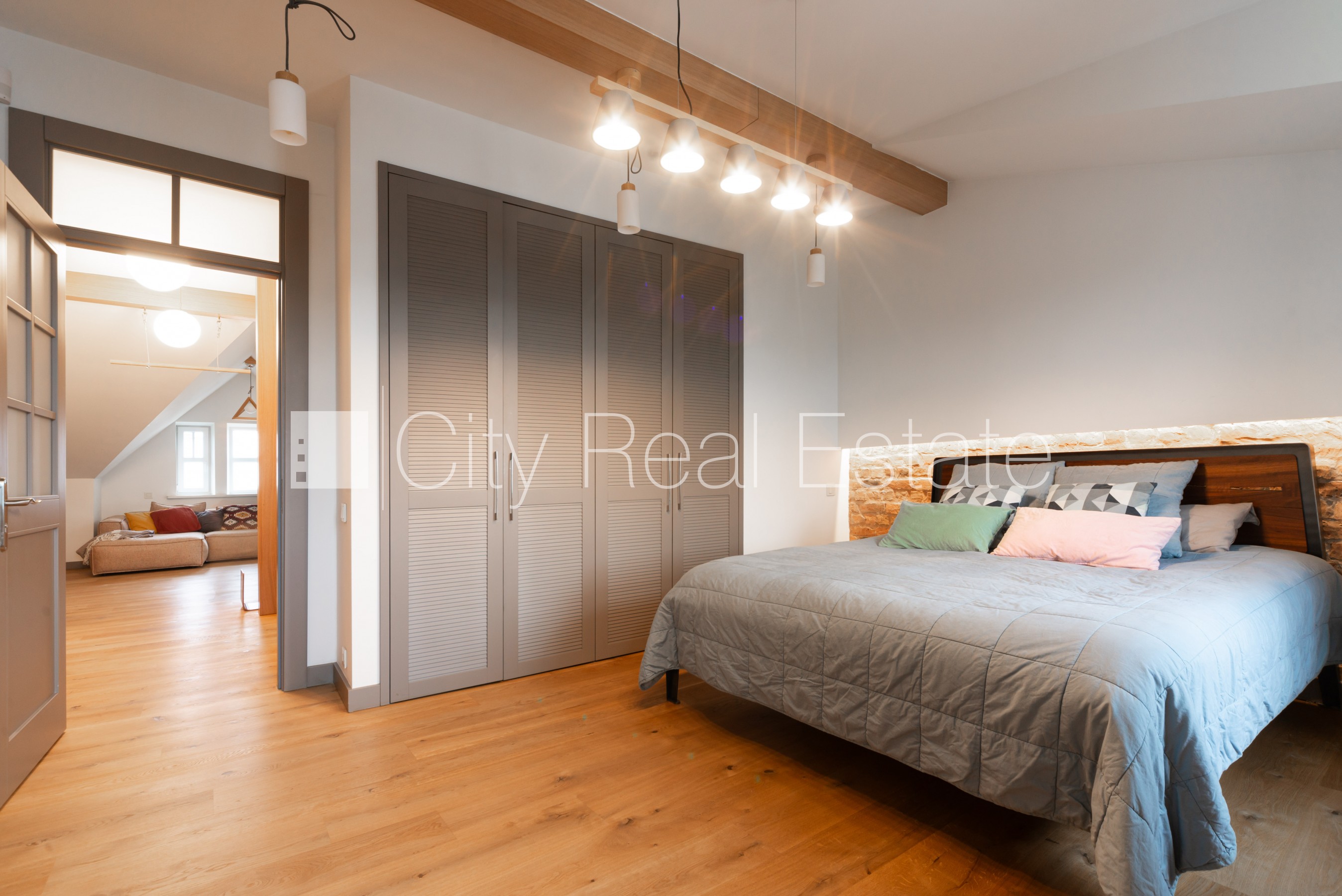 Объявление. Въездные ворота оснащены автоматической подъёмной системой, бесплатная стоянка во дворе, Цена: 1800 EUR/мес. Foto #12