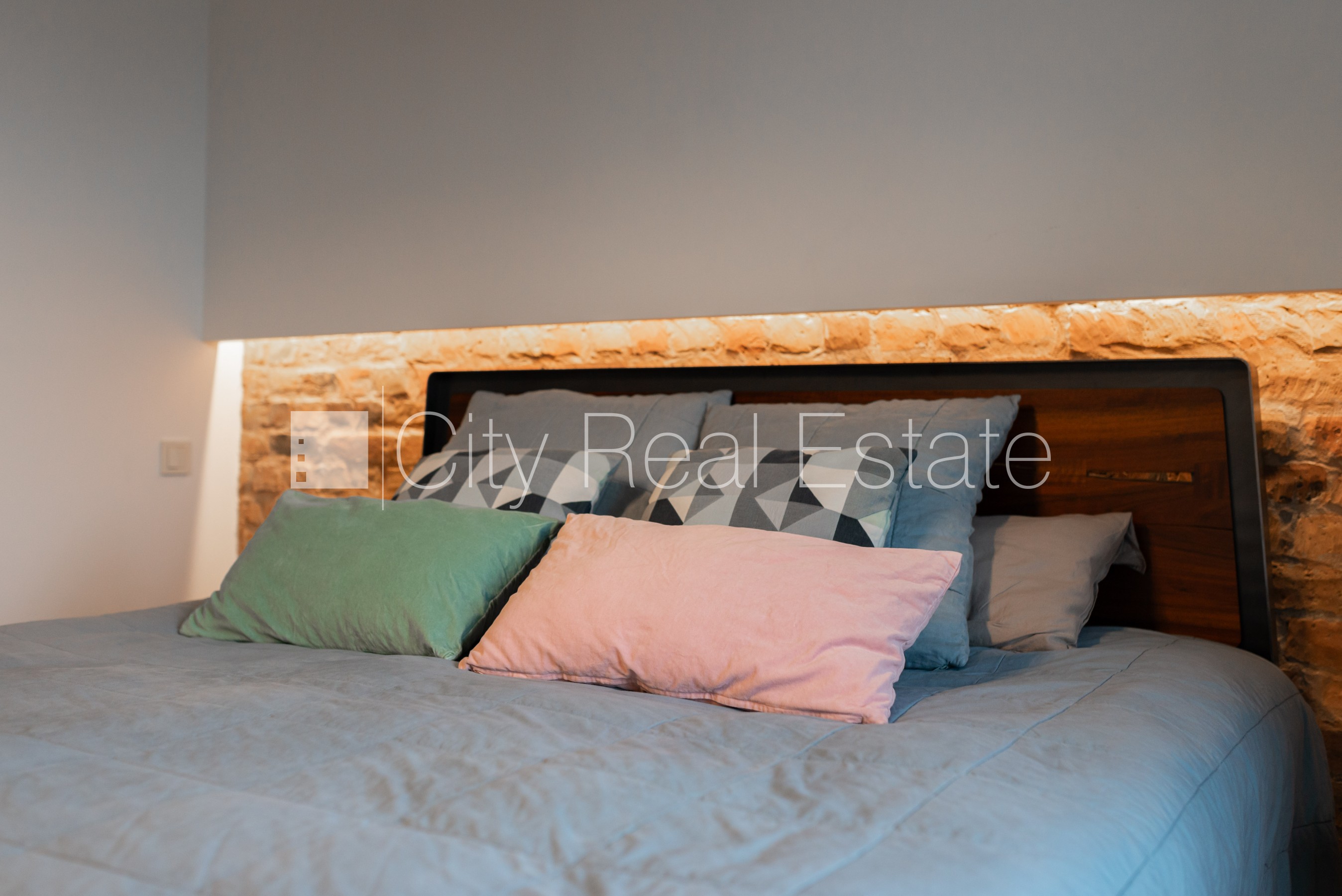 Объявление. Въездные ворота оснащены автоматической подъёмной системой, бесплатная стоянка во дворе, Цена: 1800 EUR/мес. Foto #14