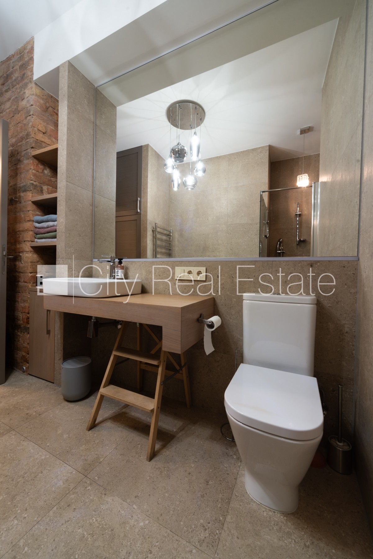 Объявление. Въездные ворота оснащены автоматической подъёмной системой, бесплатная стоянка во дворе, Цена: 1800 EUR/мес. Foto #20