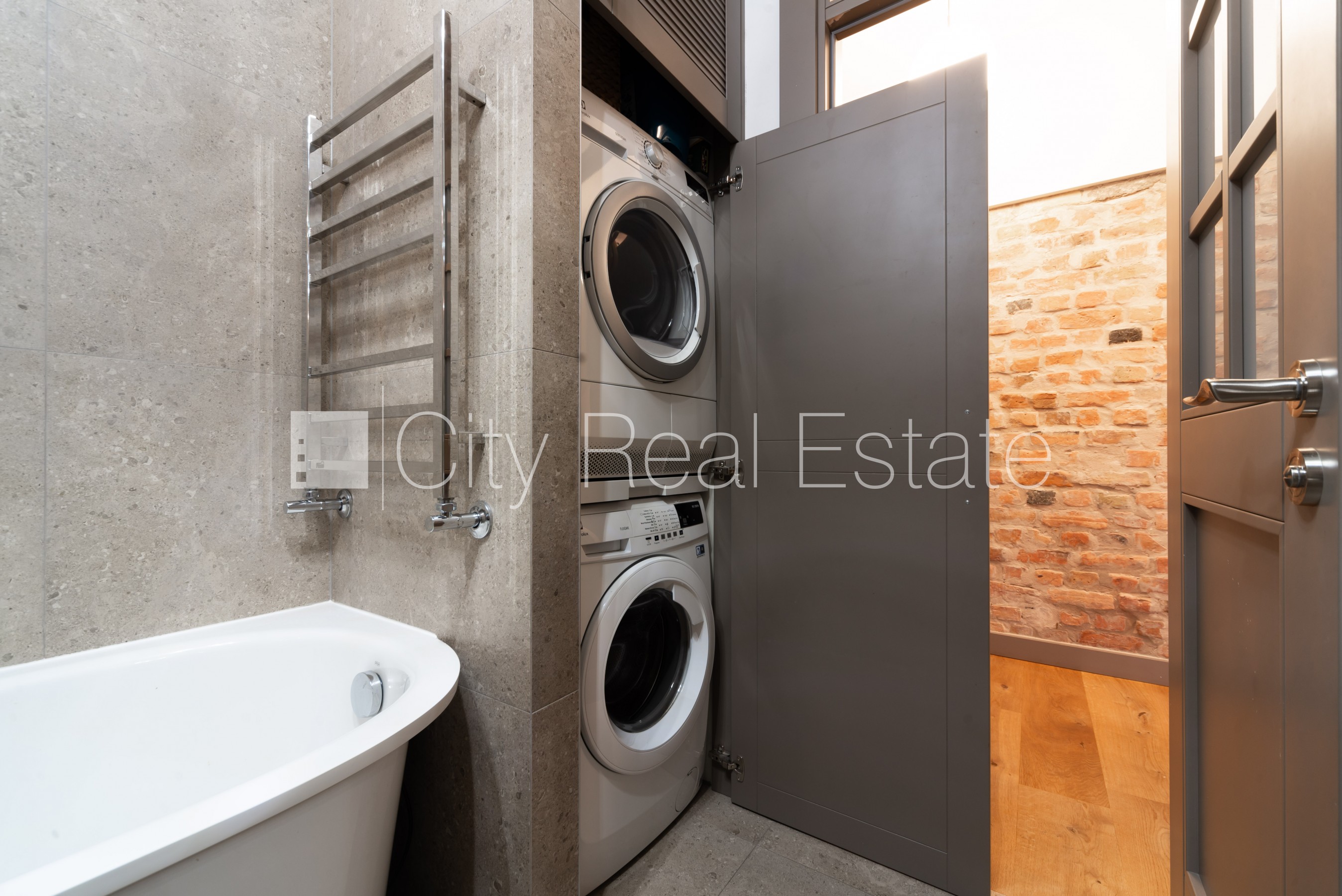 Объявление. Въездные ворота оснащены автоматической подъёмной системой, бесплатная стоянка во дворе, Цена: 1800 EUR/мес. Foto #17