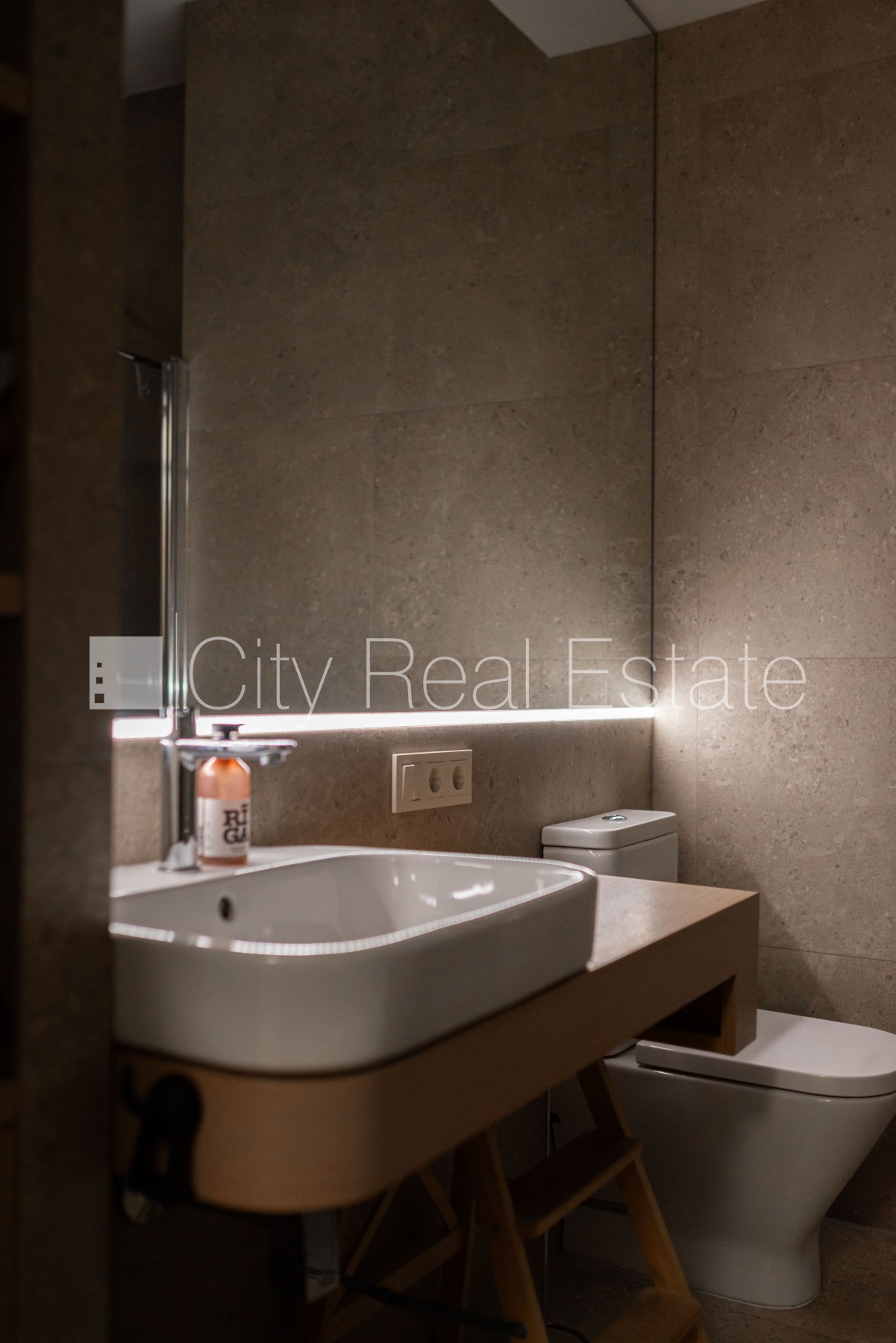 Объявление. Въездные ворота оснащены автоматической подъёмной системой, бесплатная стоянка во дворе, Цена: 1800 EUR/мес. Foto #21