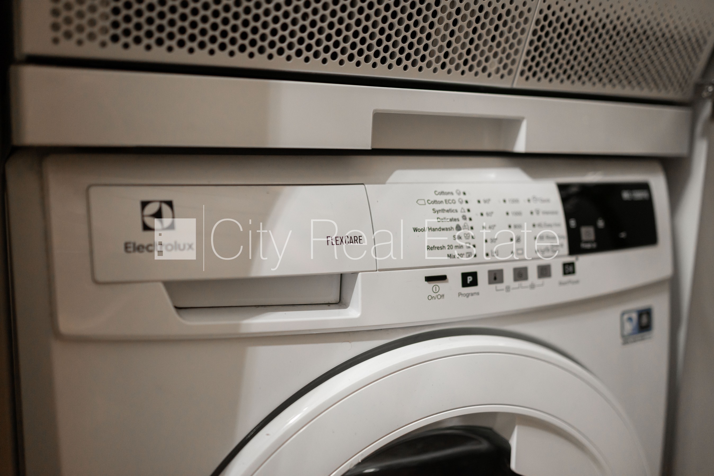 Объявление. Въездные ворота оснащены автоматической подъёмной системой, бесплатная стоянка во дворе, Цена: 1800 EUR/мес. Foto #23