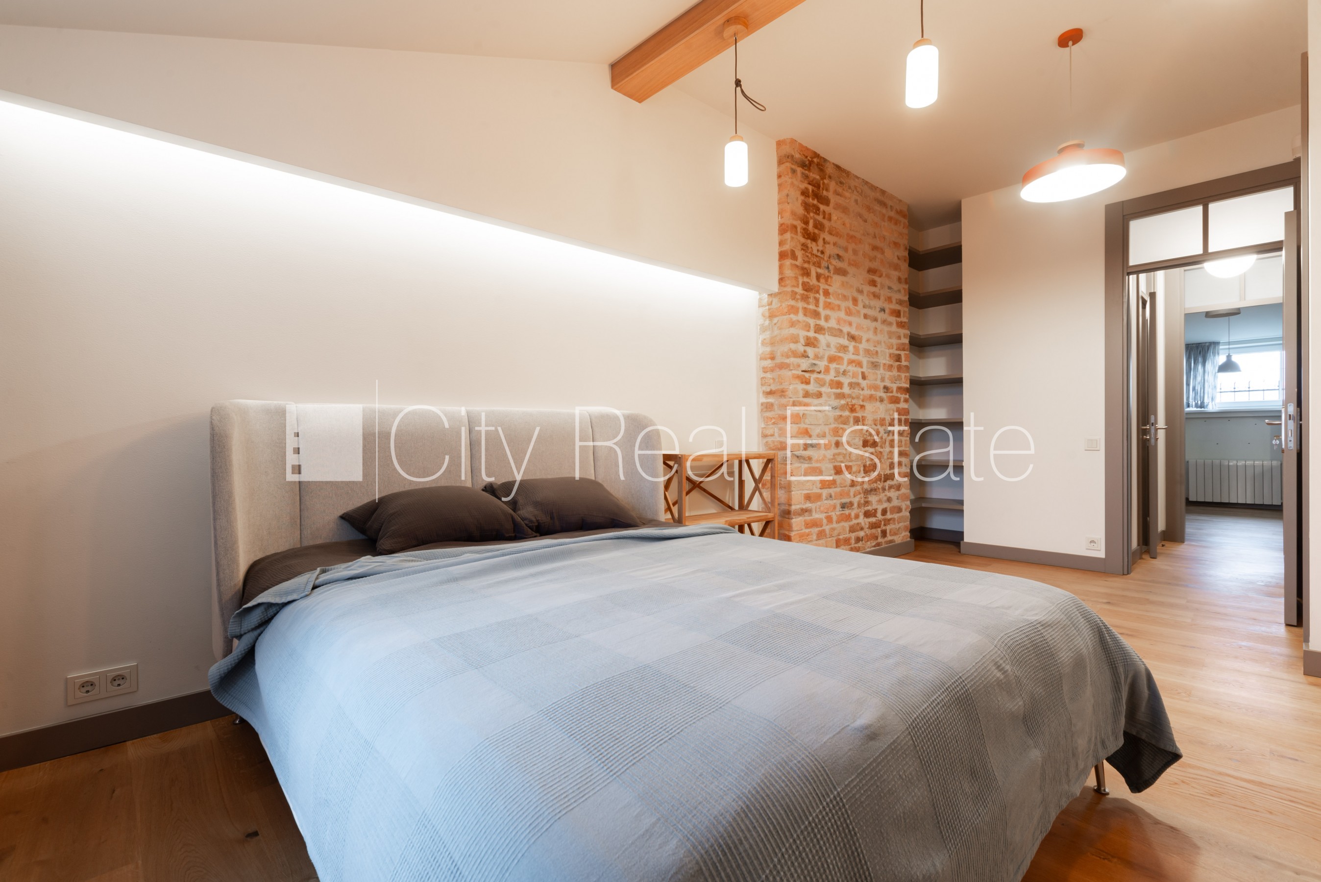 Объявление. Въездные ворота оснащены автоматической подъёмной системой, бесплатная стоянка во дворе, Цена: 1800 EUR/мес. Foto #24