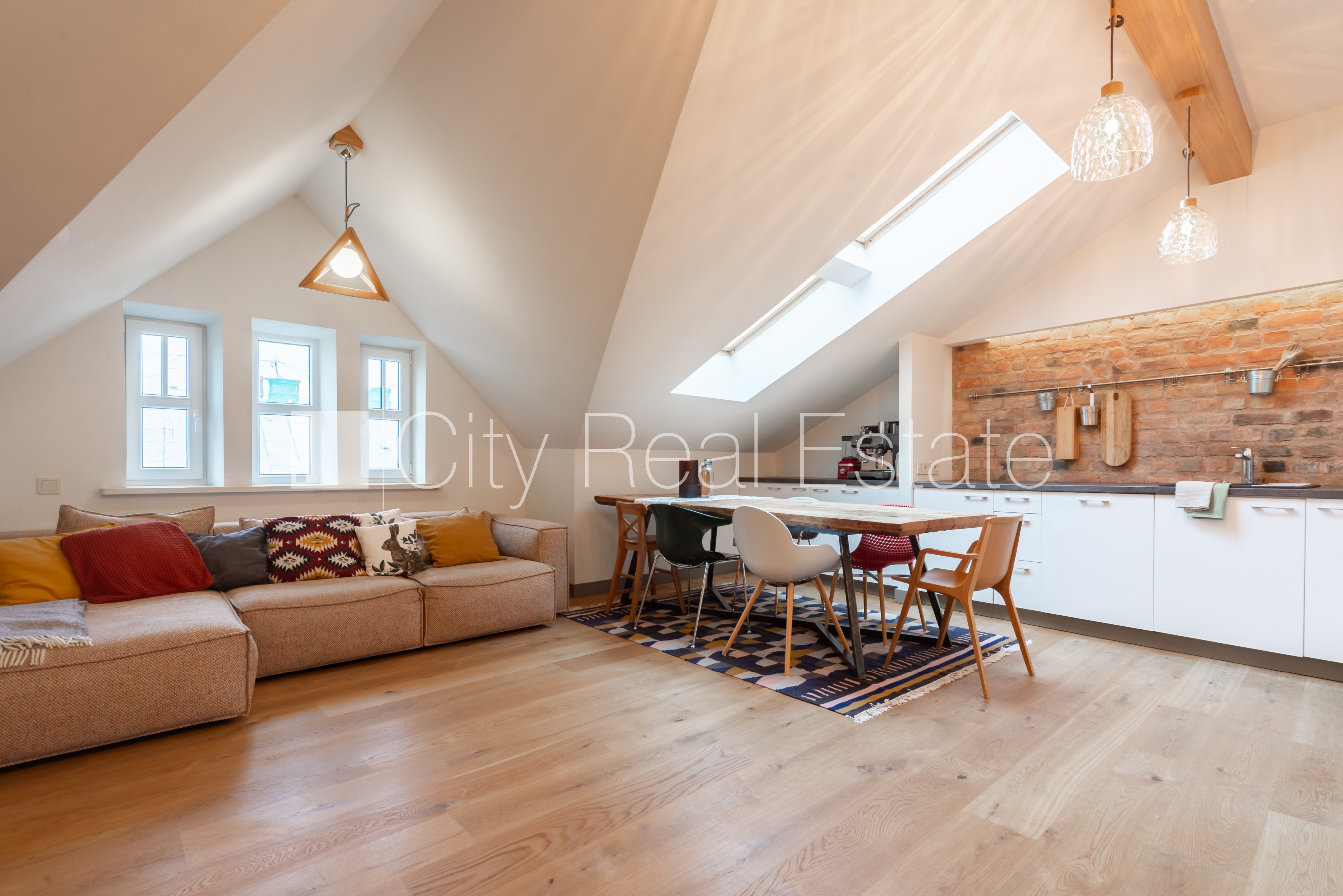 Объявление. Въездные ворота оснащены автоматической подъёмной системой, бесплатная стоянка во дворе, Цена: 1800 EUR/мес. Foto #1